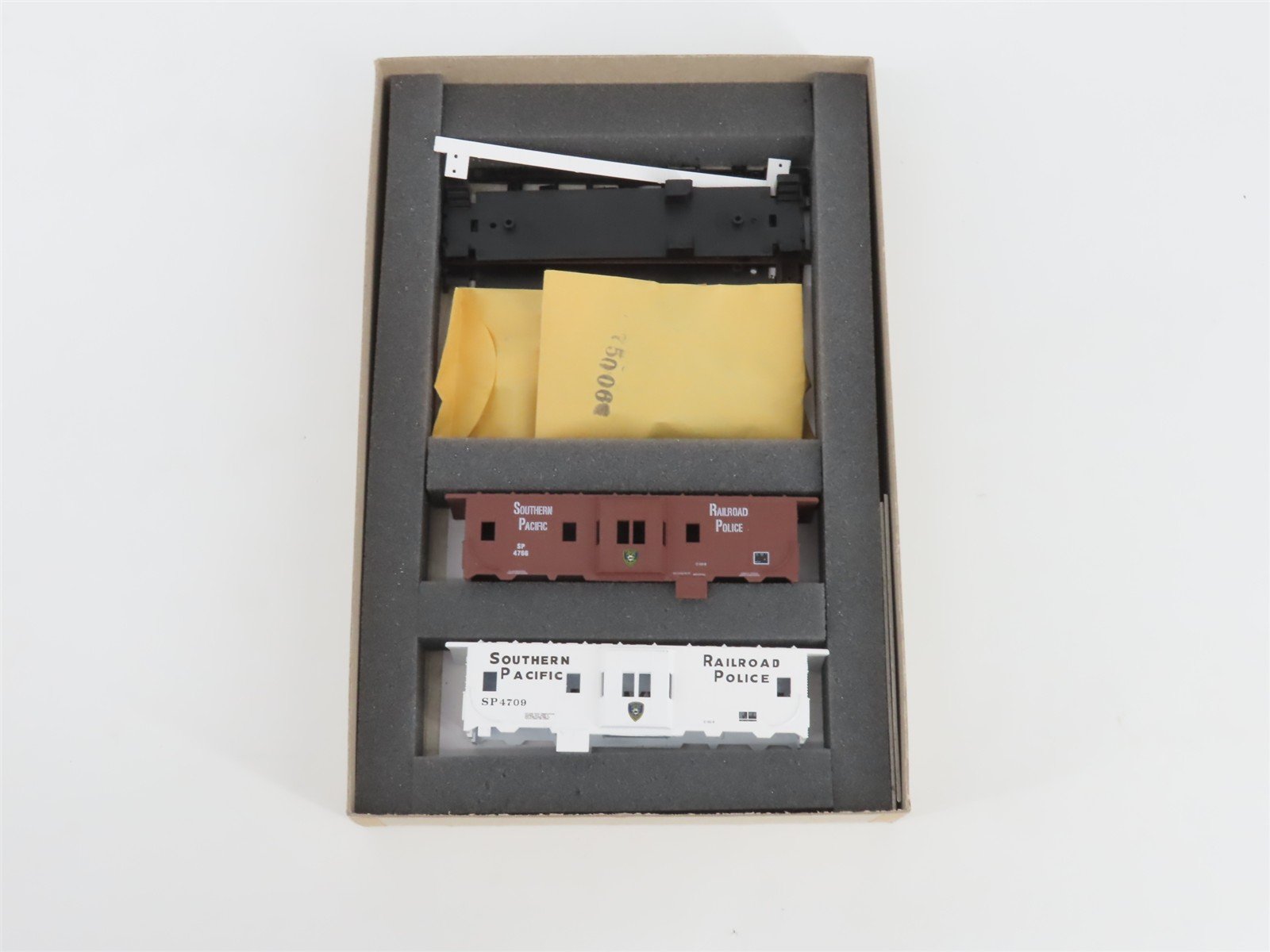 HO Scale Athearn SE Kit #2301 SP Southern Pacific Police Bay Window Cabooses