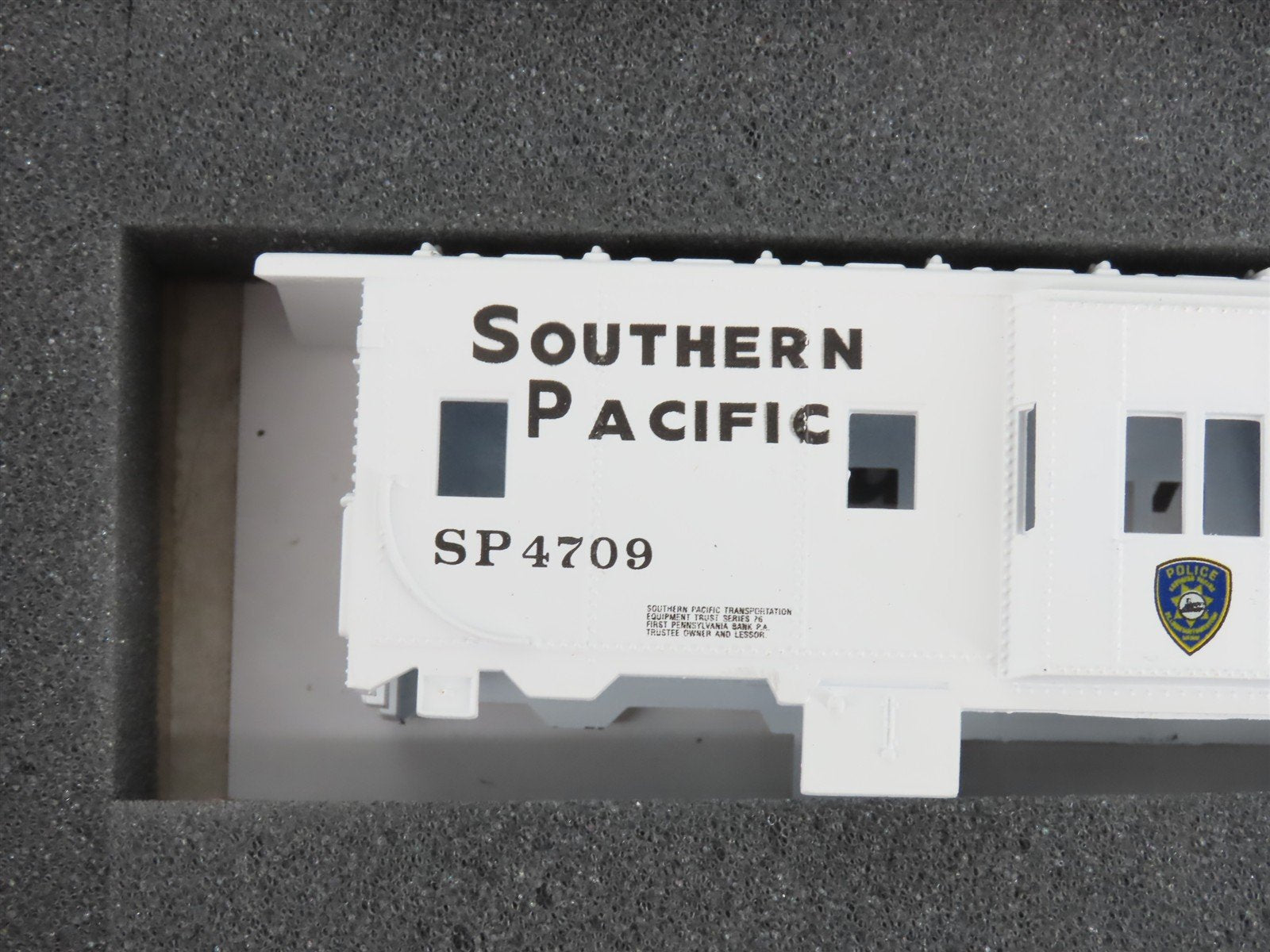 HO Scale Athearn SE Kit #2301 SP Southern Pacific Police Bay Window Cabooses