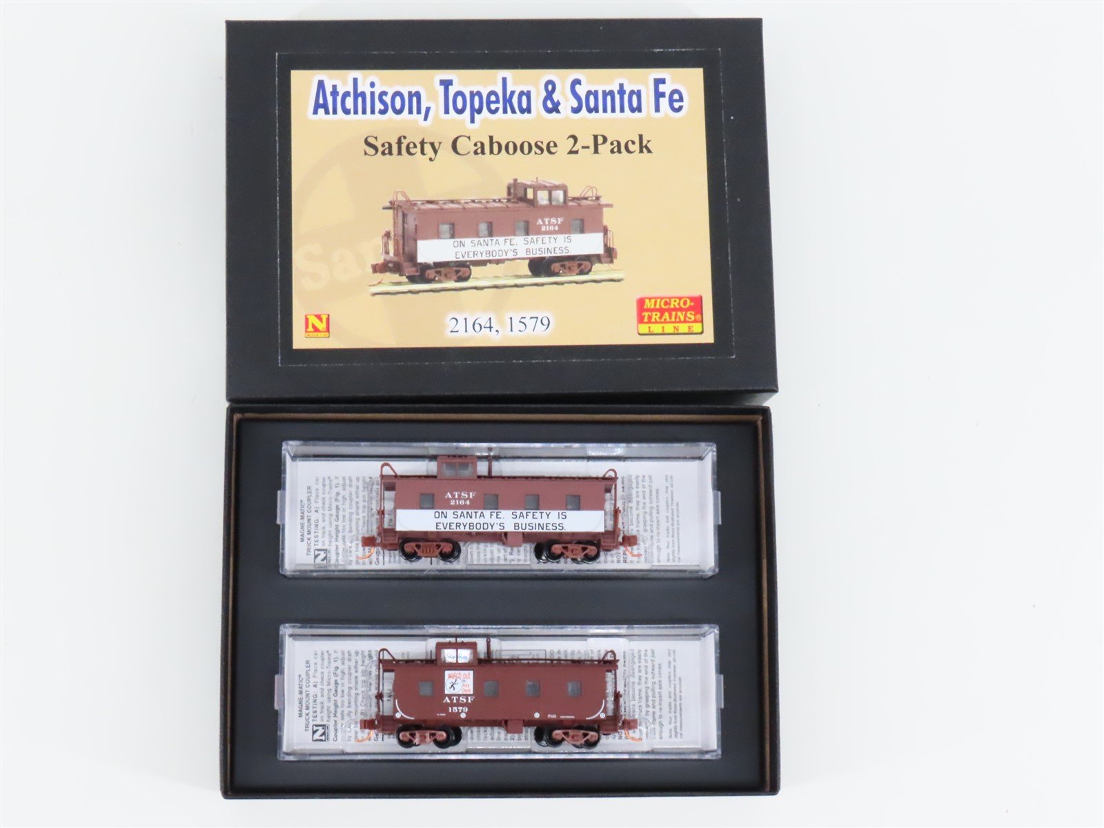 N Micro-Trains MTL 10000370 ATSF Santa Fe Offset Cupola "Safety" Caboose 2-Pack