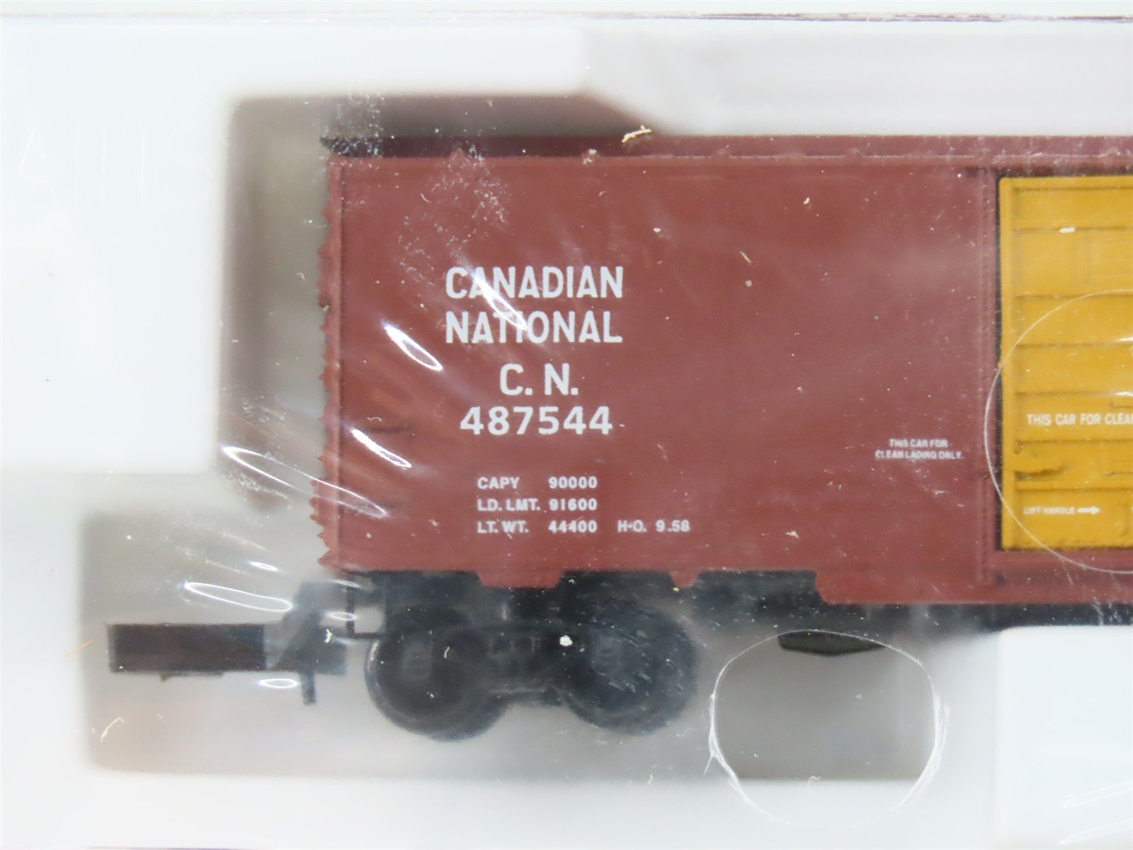 Z Micro-Trains MTL 14119 CN Canadian National Maple Leaf 40' Box Car #487544