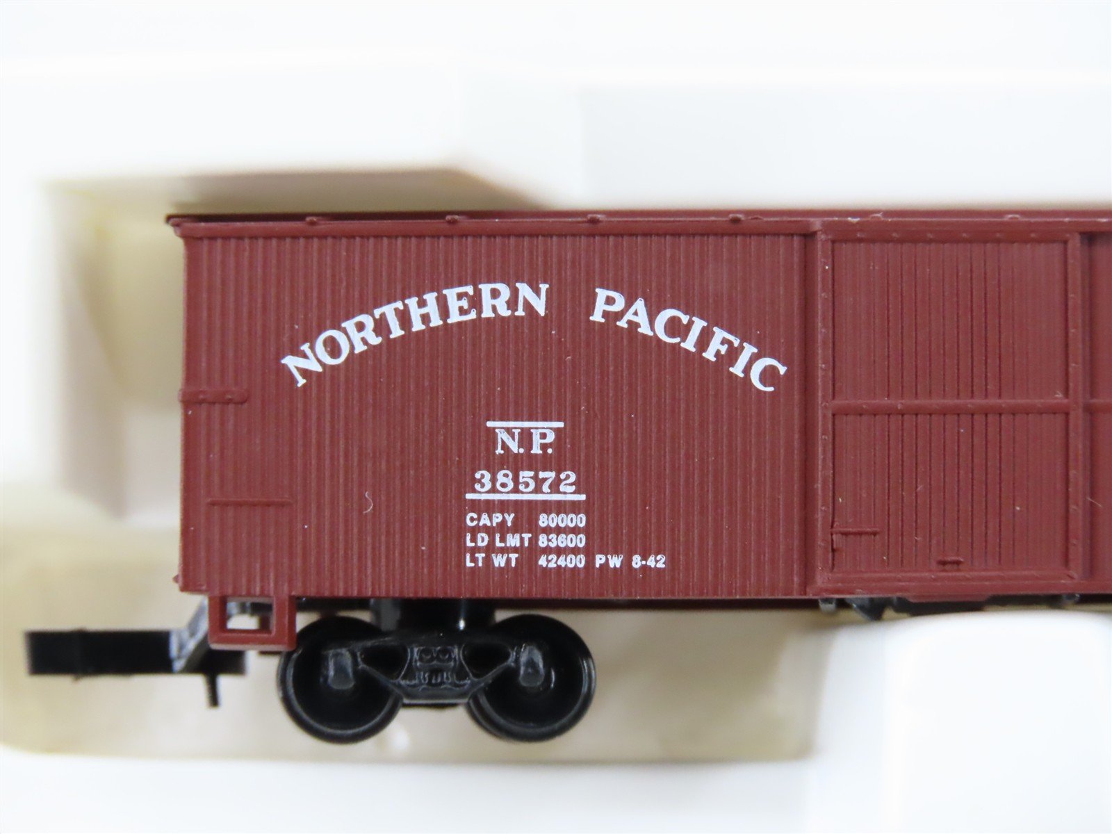 Z Scale Kadee Micro-Trains MTL 13901 NP Northern Pacific 40' Box Car #38572