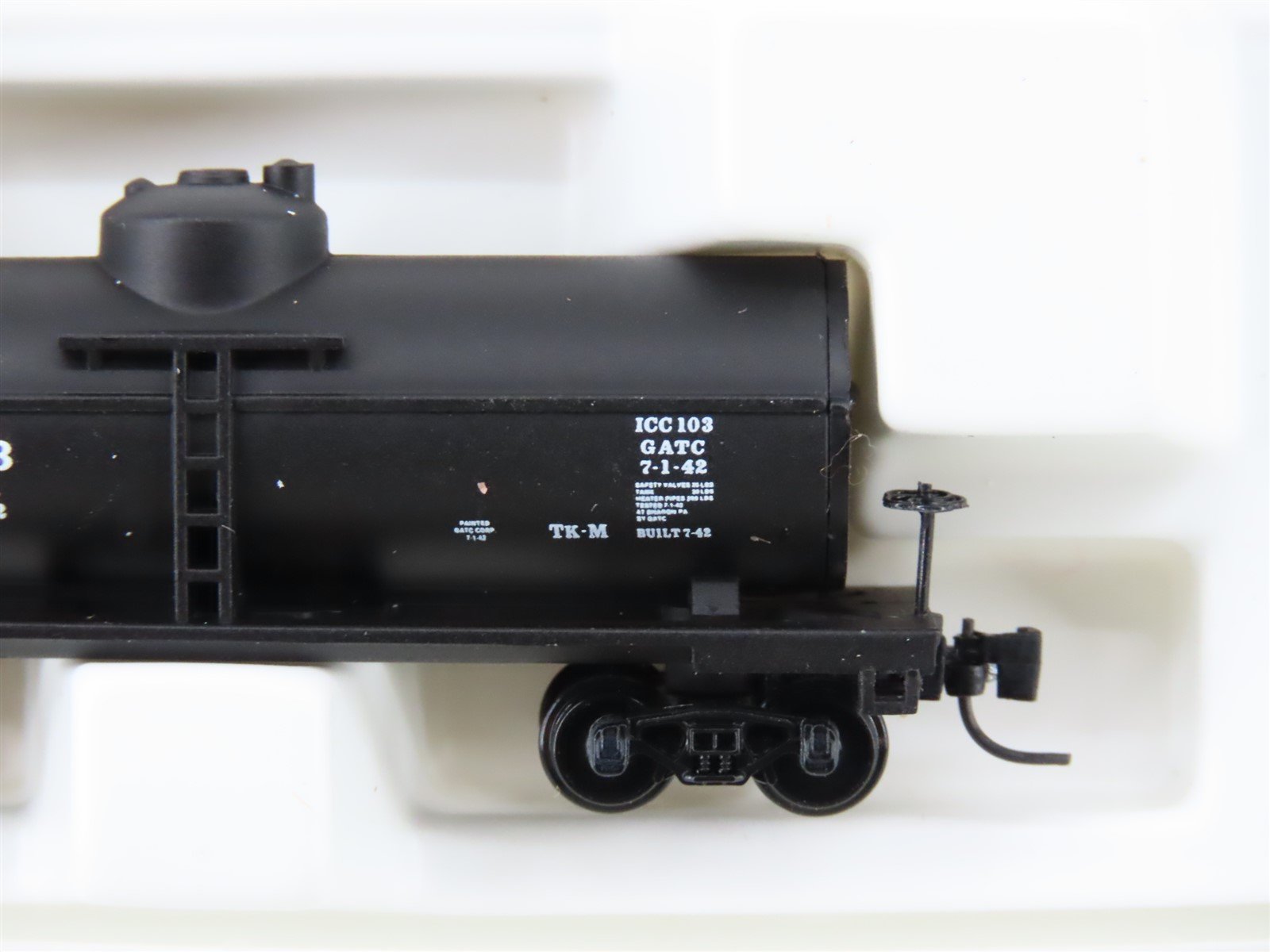 Z Scale Kadee Micro-Trains MTL 14402-2 ATSF Santa Fe Single Dome Tank Car 100943