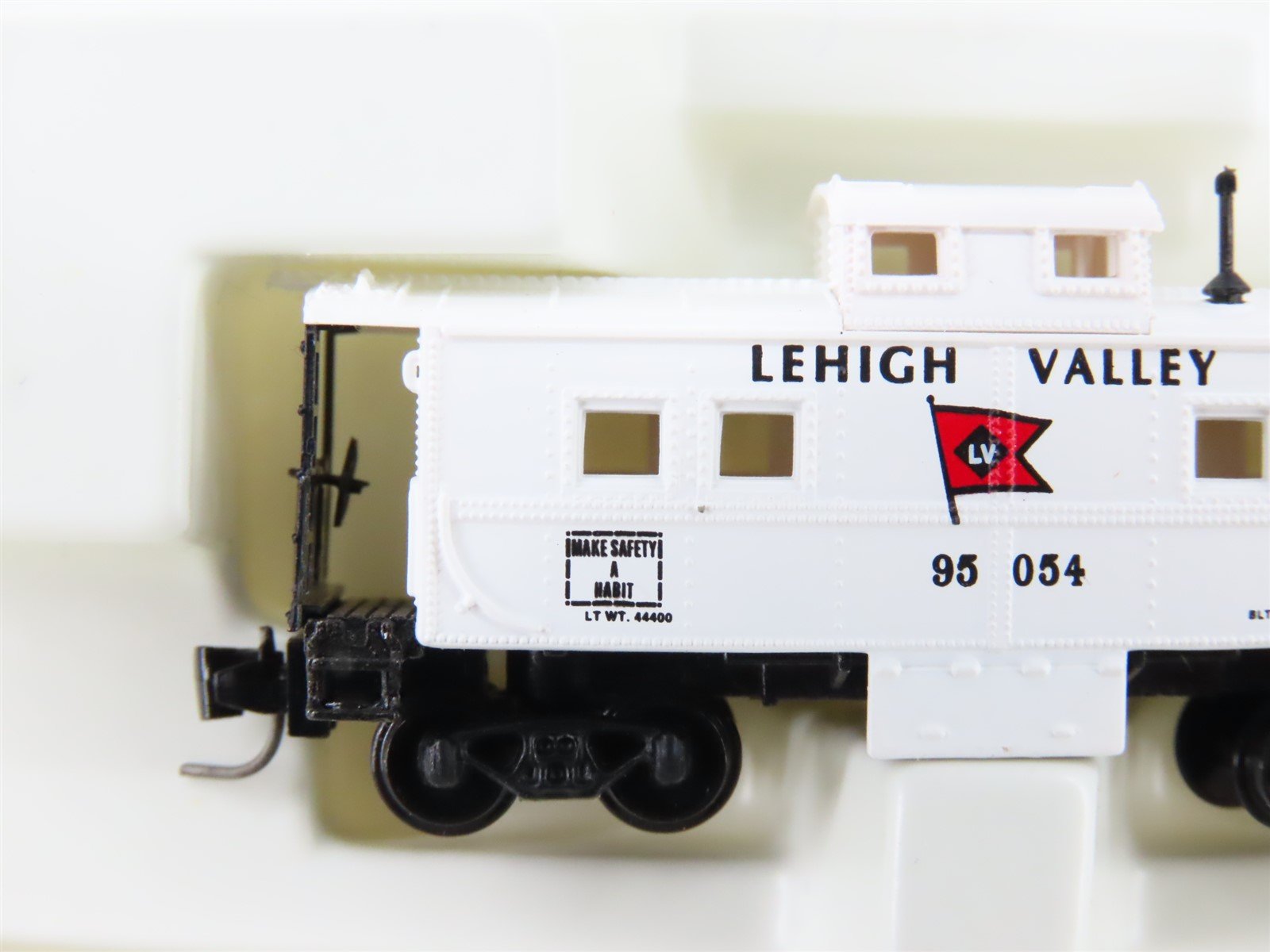 Z Scale Kadee Micro-Trains MTL 14705-2 LV Lehigh Valley Caboose #95054
