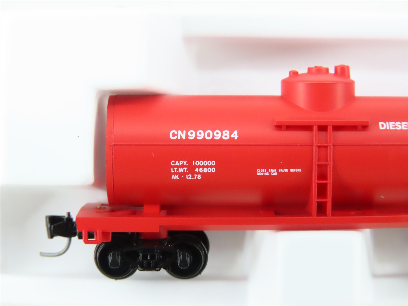 Z Micro-Trains MTL 14419-2 CN Canadian National 39' Single Dome Tank Car #990984