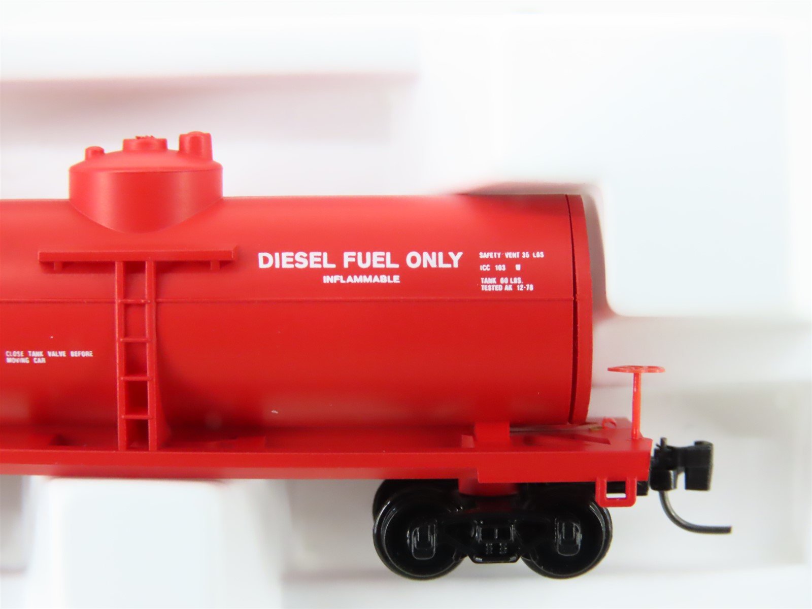 Z Micro-Trains MTL 14419-2 CN Canadian National 39' Single Dome Tank Car #990984