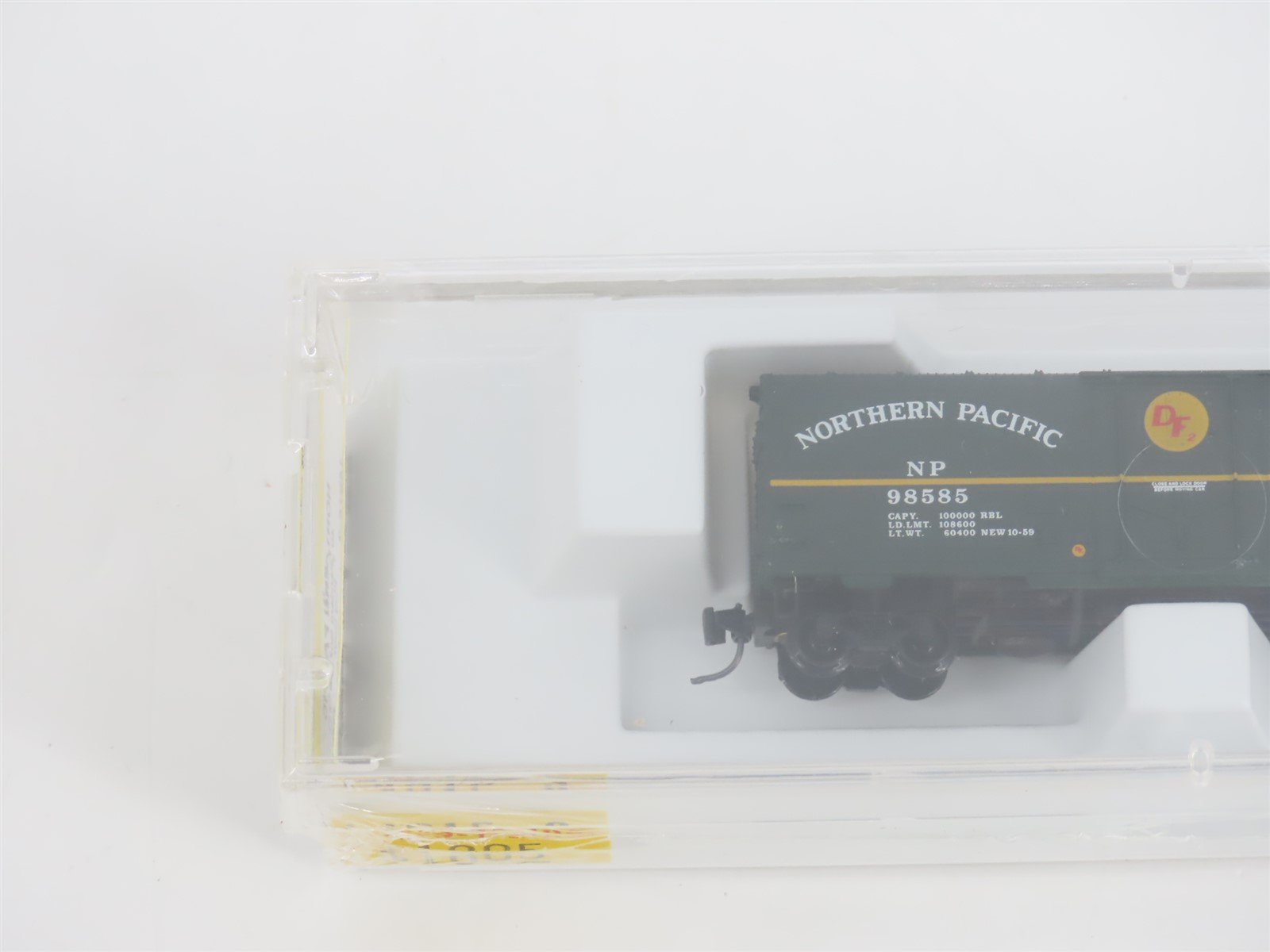 Z Micro-Trains MTL 14915-2 NP Northern Pacific 40' Plug Door Box Car #98585