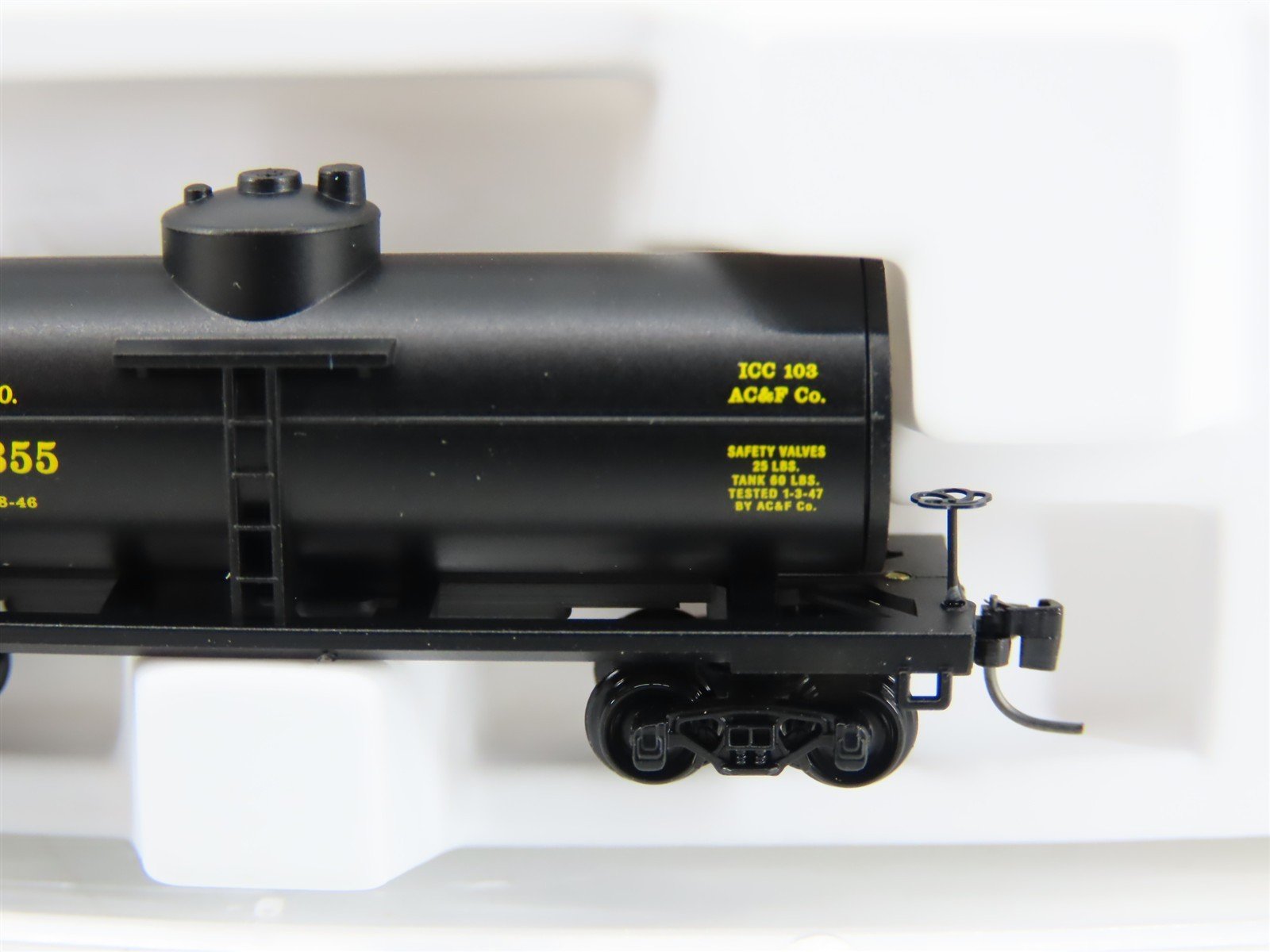 Z Scale Micro-Trains MTL 14403-2 UTLX Union Tank 39' Single Dome Tank Car #73355