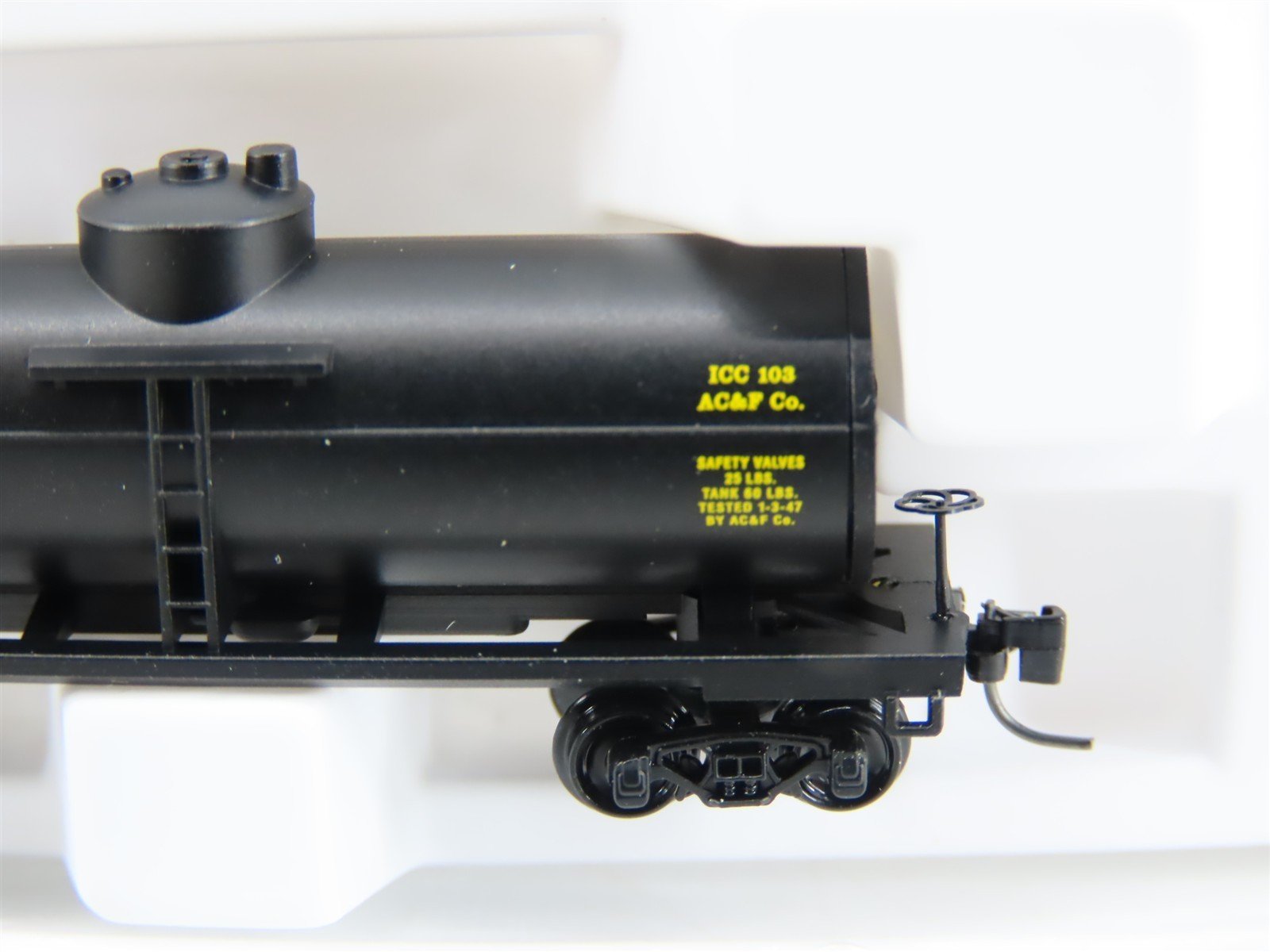 Z Scale Micro-Trains MTL 14403-2 UTLX Union Tank 39' Single Dome Tank Car #73355