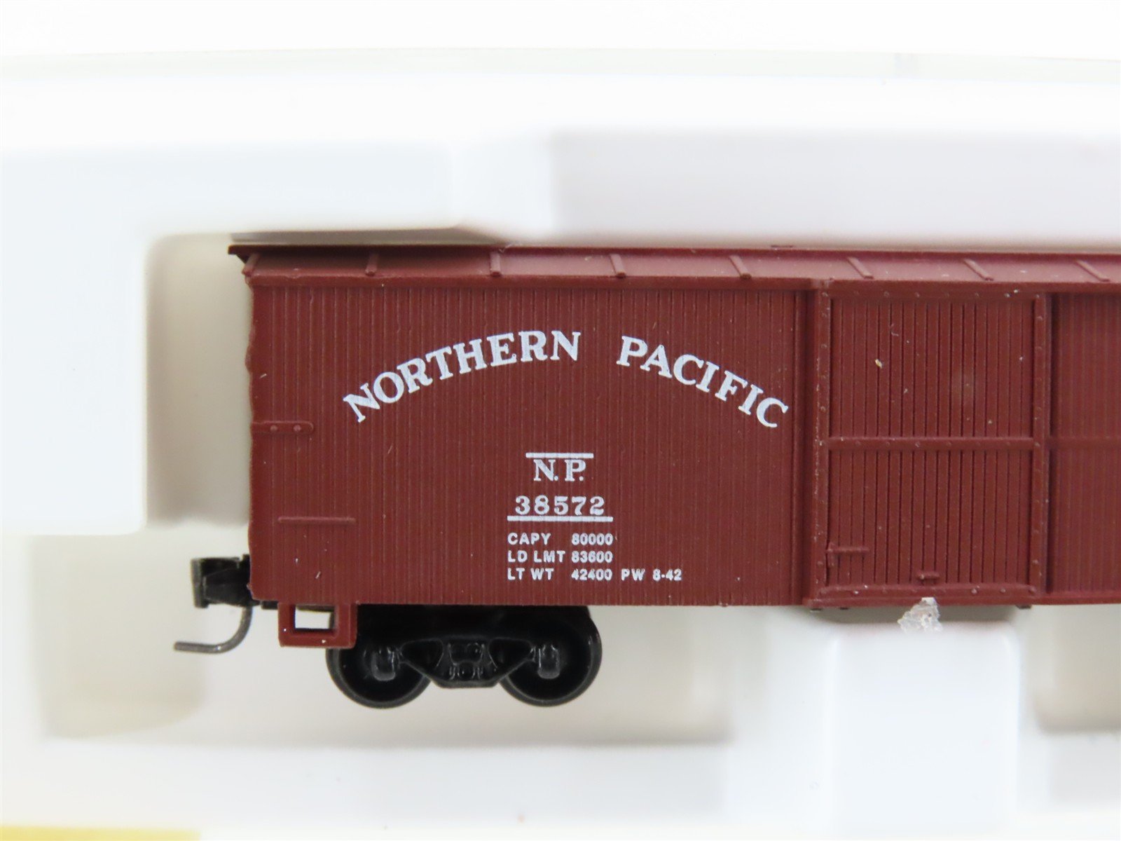 Z Scale Kadee Micro-Trains MTL 13901-2 NP Northern Pacific 40' Boxcar #38572