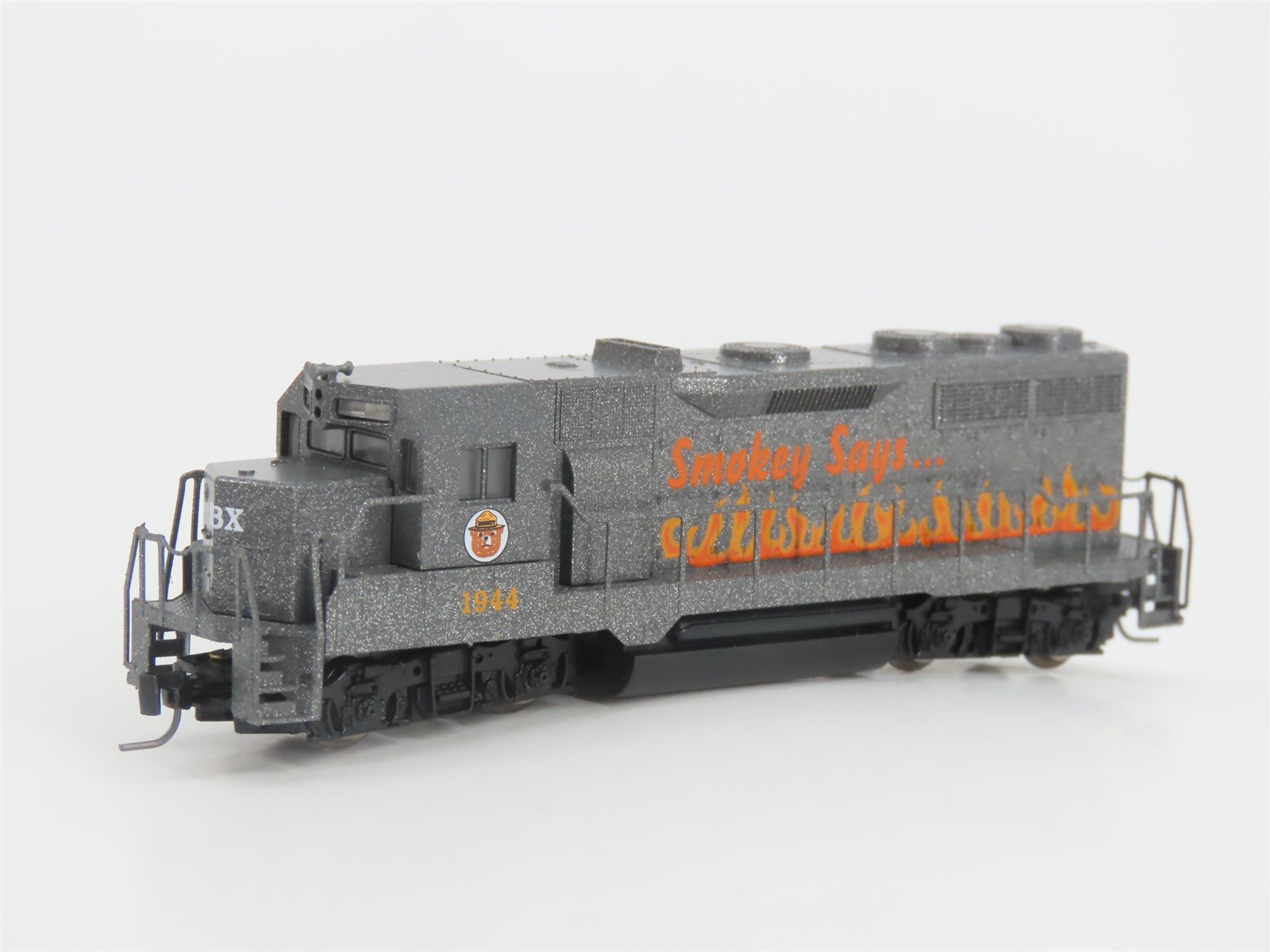 Z Scale Micro-Trains MTL 98101520 SBX Smokey Bear GP35 Diesel Locomotive #1944