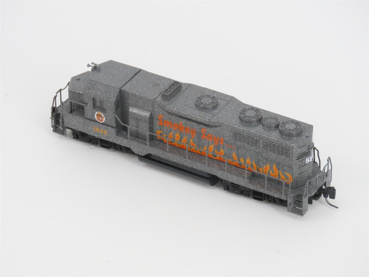 Z Scale Micro-Trains MTL 98101520 SBX Smokey Bear GP35 Diesel Locomotive #1944