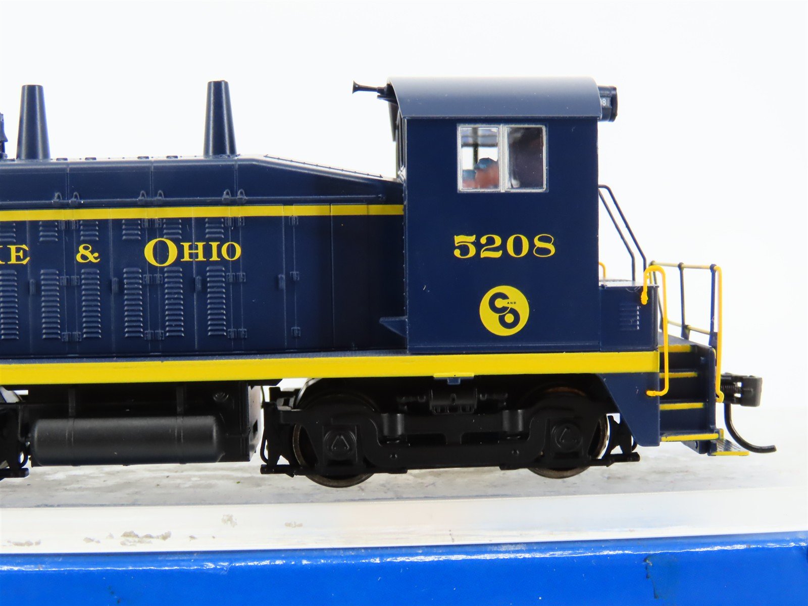 HO Walthers Mainline 910-20613 C&O EMD NW2 Ph. V Diesel #5208 w/ DCC & Sound