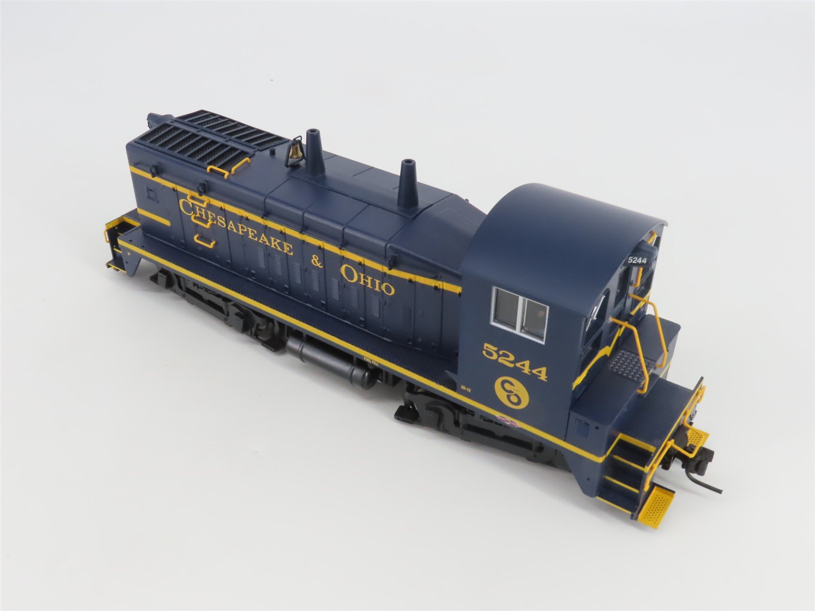 O Scale 2-Rail Atlas 6177-2 C&O Chesapeake & Ohio EMD SW9 Diesel Switcher #5244
