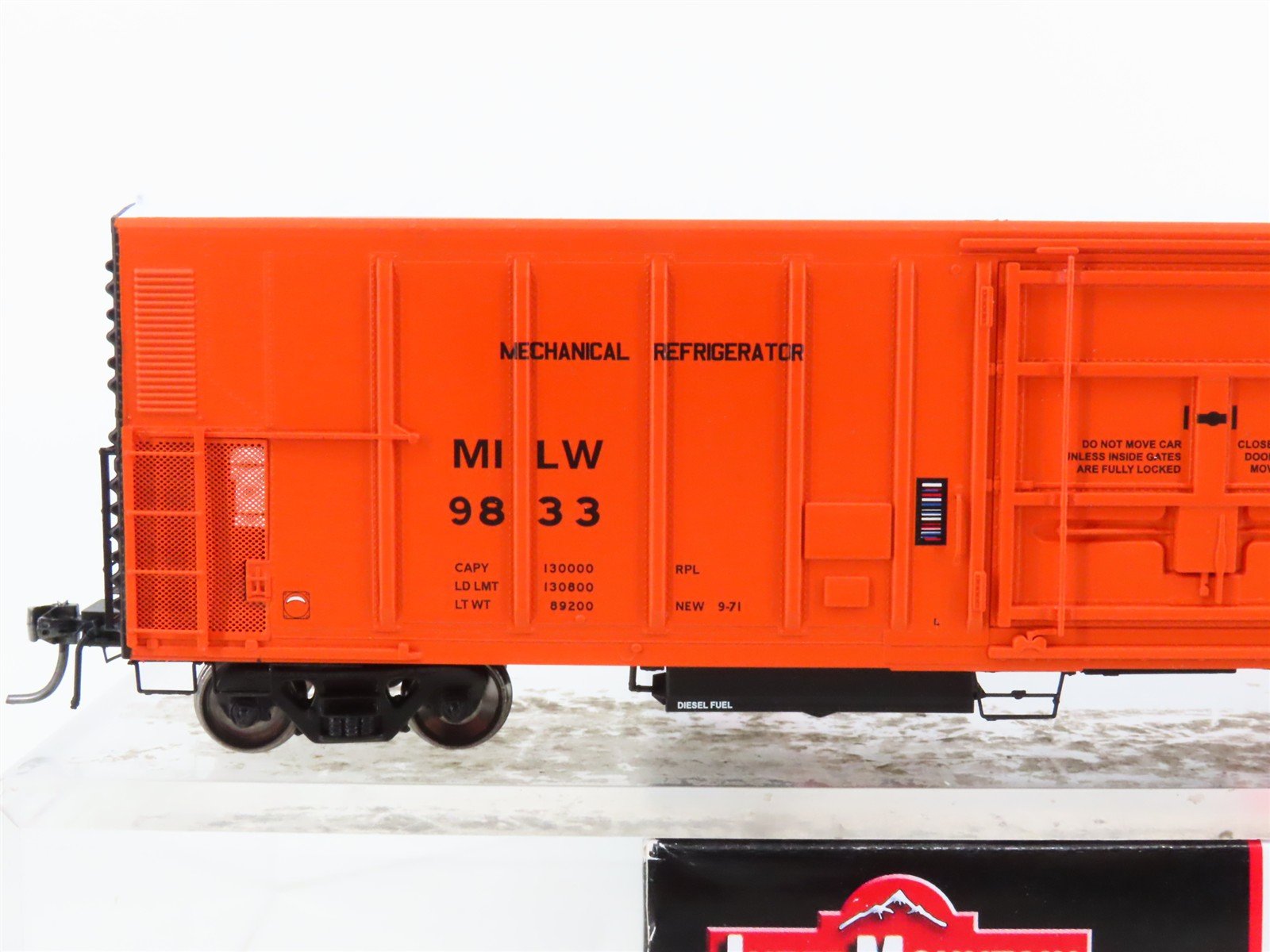HO Scale InterMountain 48815-03* MILW Milwaukee Road Mechanical Reefer #9833
