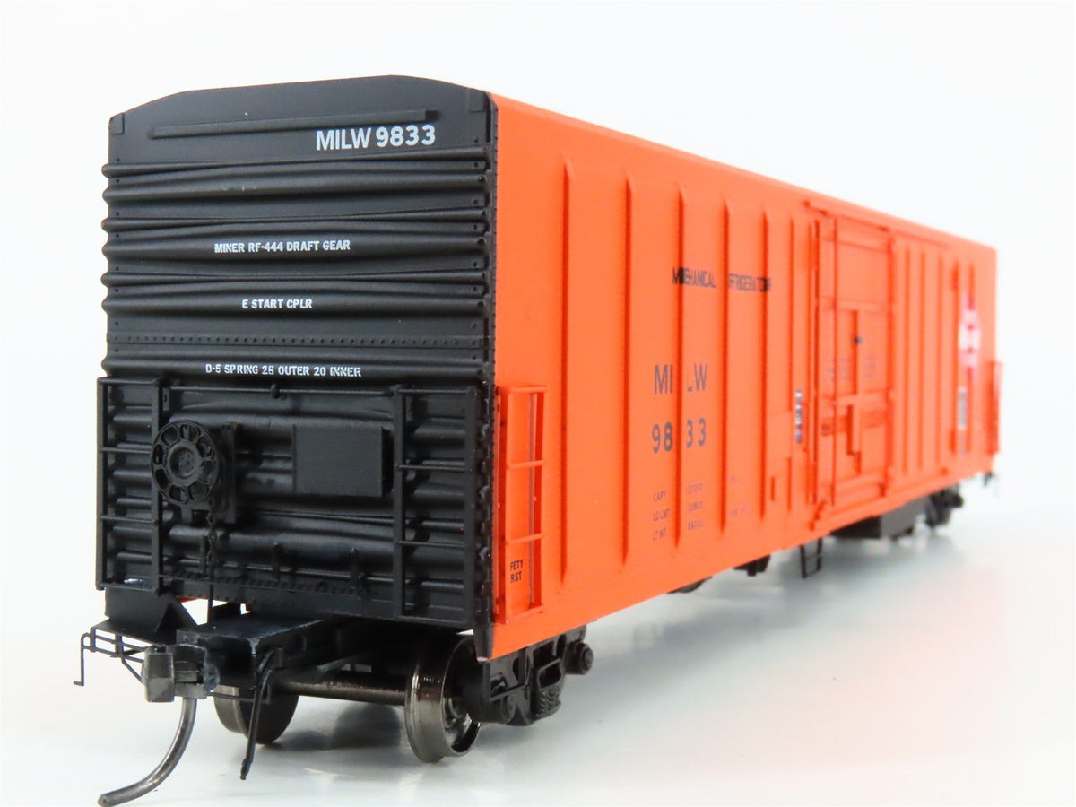 HO Scale InterMountain 48815-03* MILW Milwaukee Road Mechanical Reefer #9833