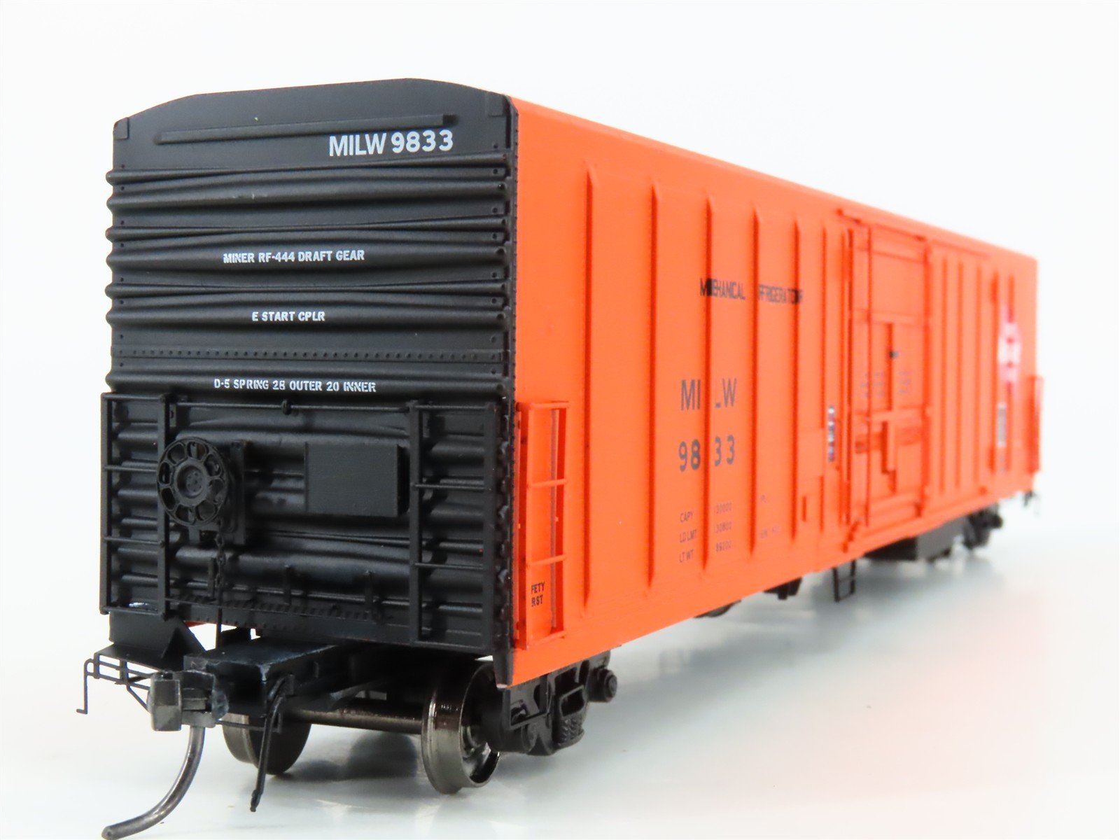 HO Scale InterMountain 48815-03* MILW Milwaukee Road Mechanical Reefer #9833