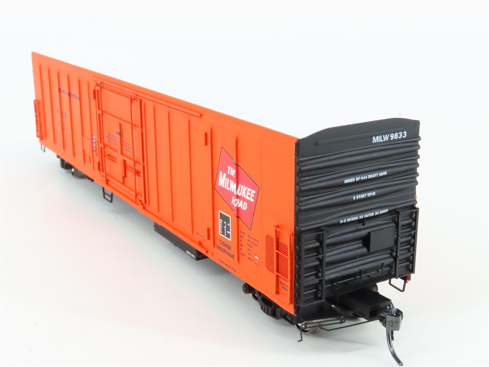 HO Scale InterMountain 48815-03* MILW Milwaukee Road Mechanical Reefer #9833