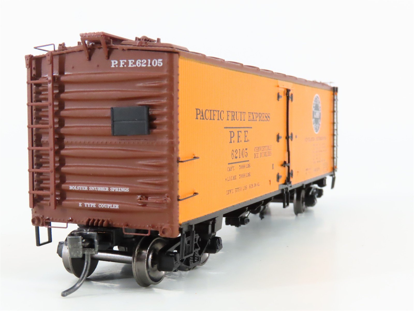 HO Scale InterMountain 47401-41 PFE Pacific Fruit Express Reefer #62105