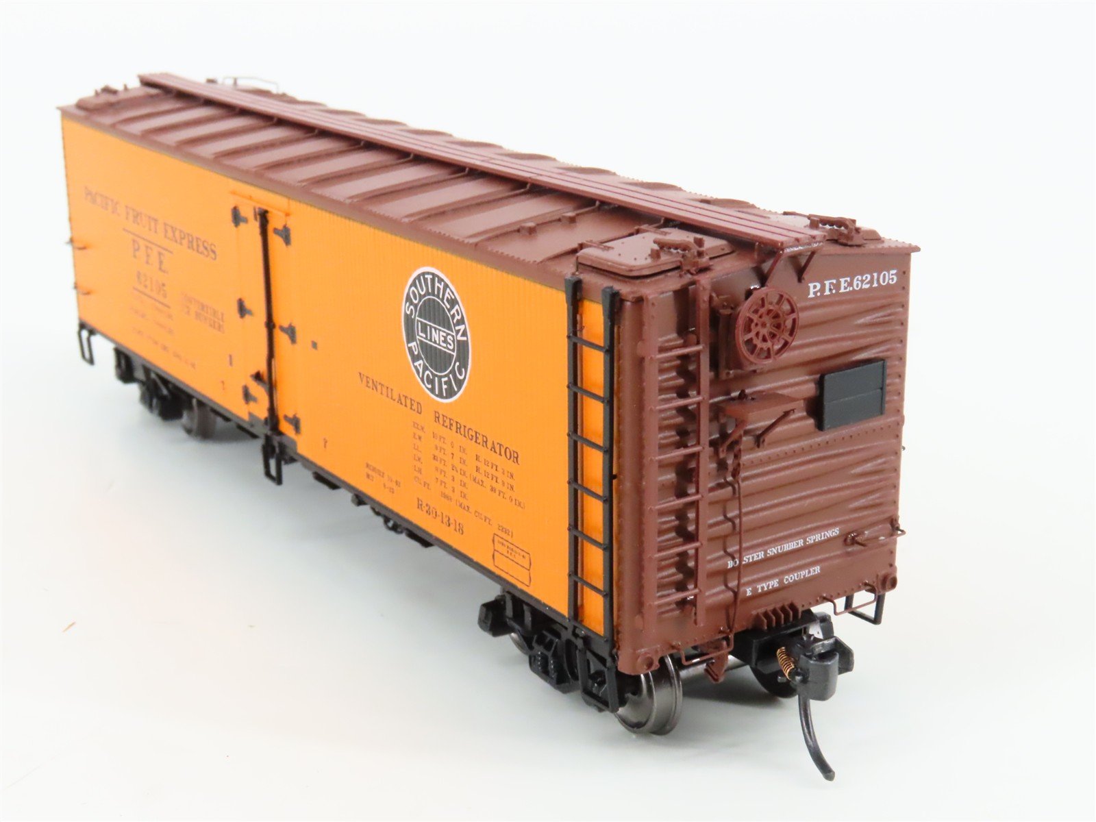 HO Scale InterMountain 47401-41 PFE Pacific Fruit Express Reefer #62105