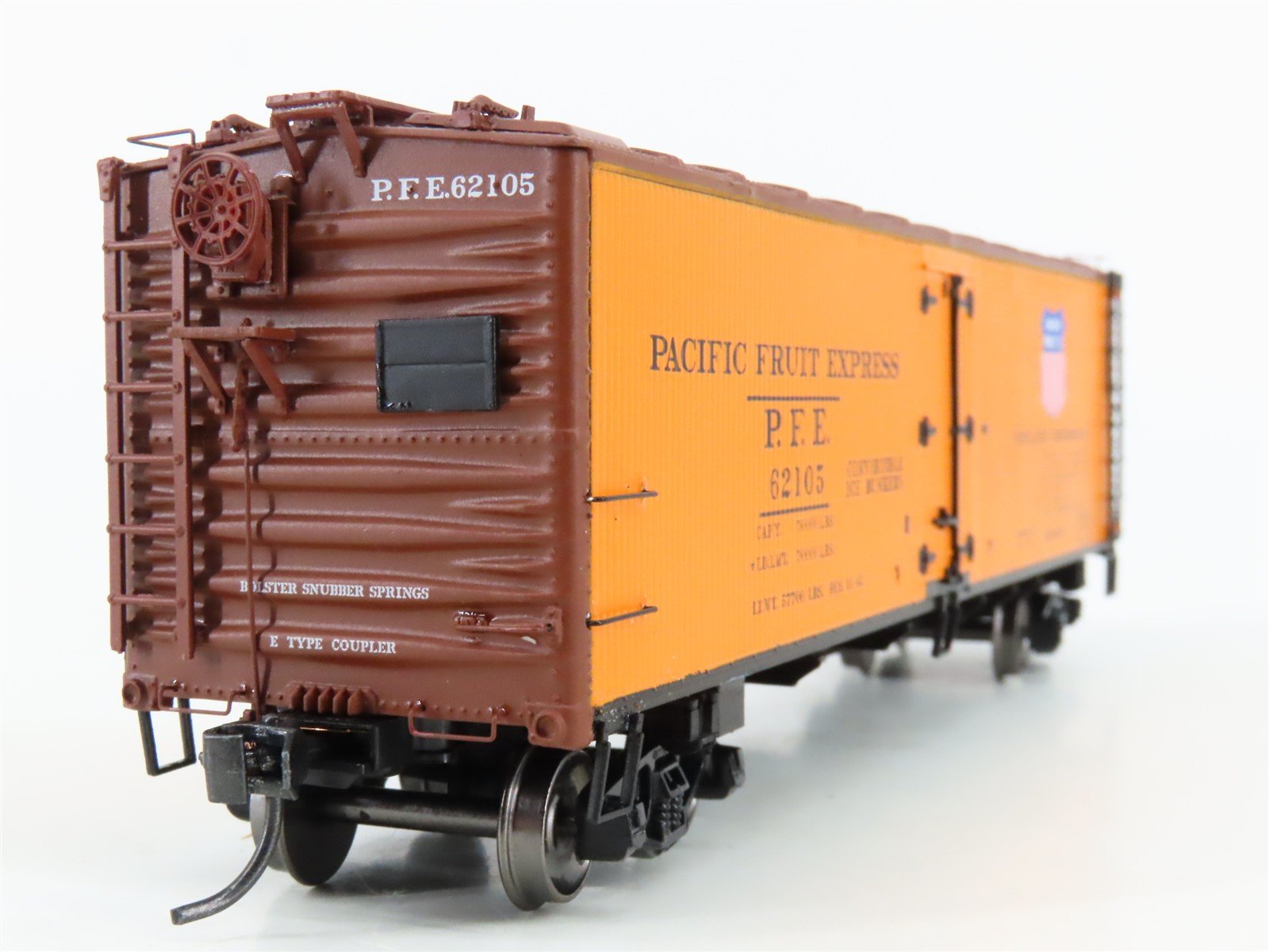 HO Scale InterMountain 47401-41 PFE Pacific Fruit Express Reefer #62105