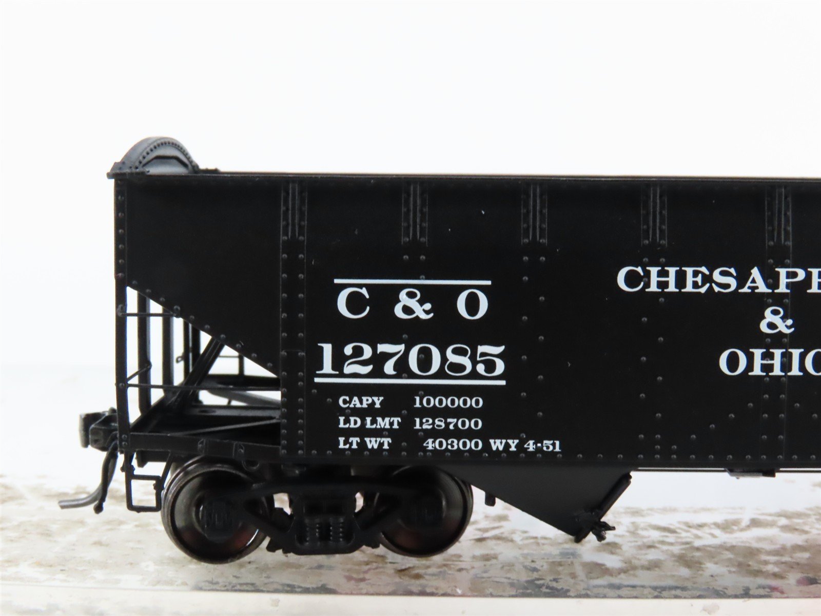 HO Scale InterMountain 47170-11* C&O Chesapeake & Ohio 2-Bay Open Hopper #127085