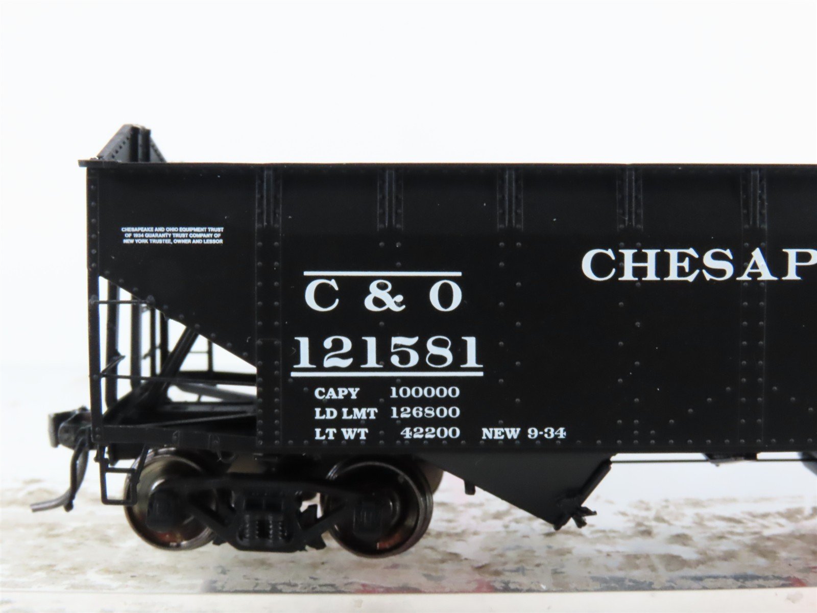 HO Scale InterMountain 47167-08* C&O Chesapeake & Ohio 2-Bay Open Hopper #121581