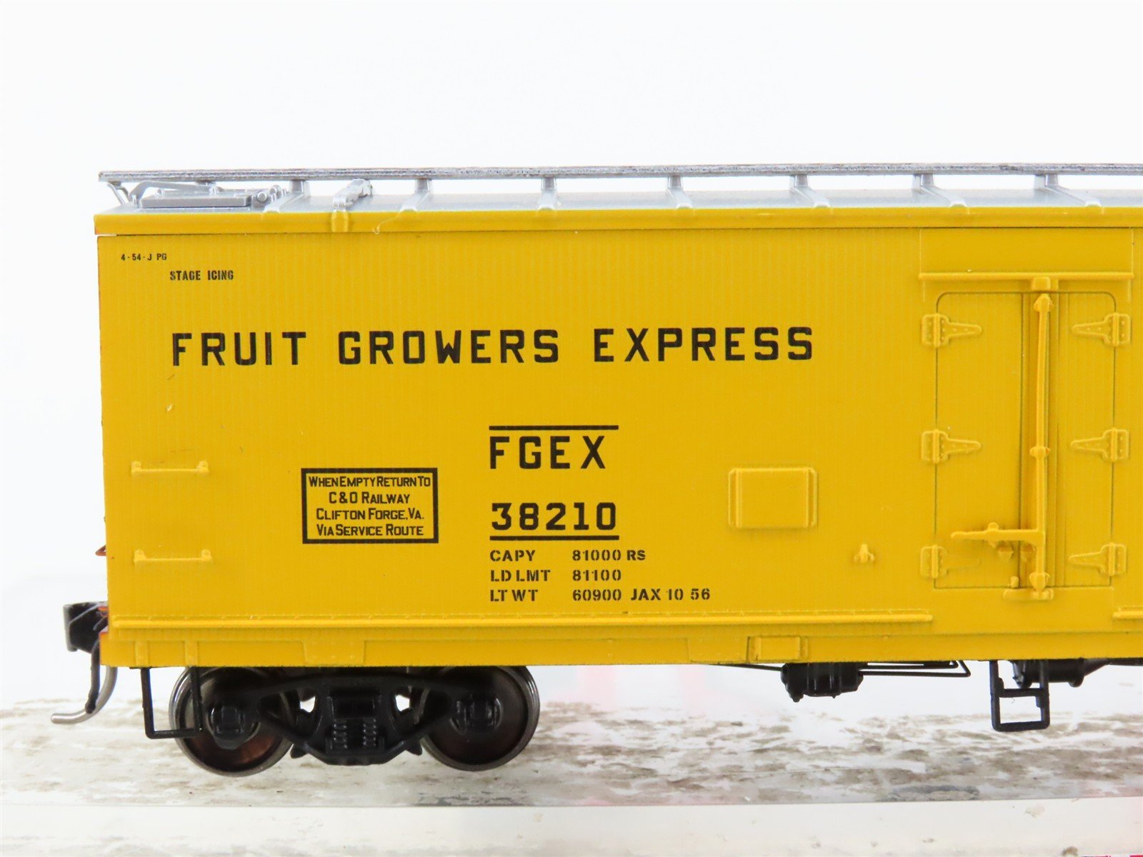 HO Scale InterMountain 47737-02* C&O FGEX Fruit Growers Express Reefer #38210