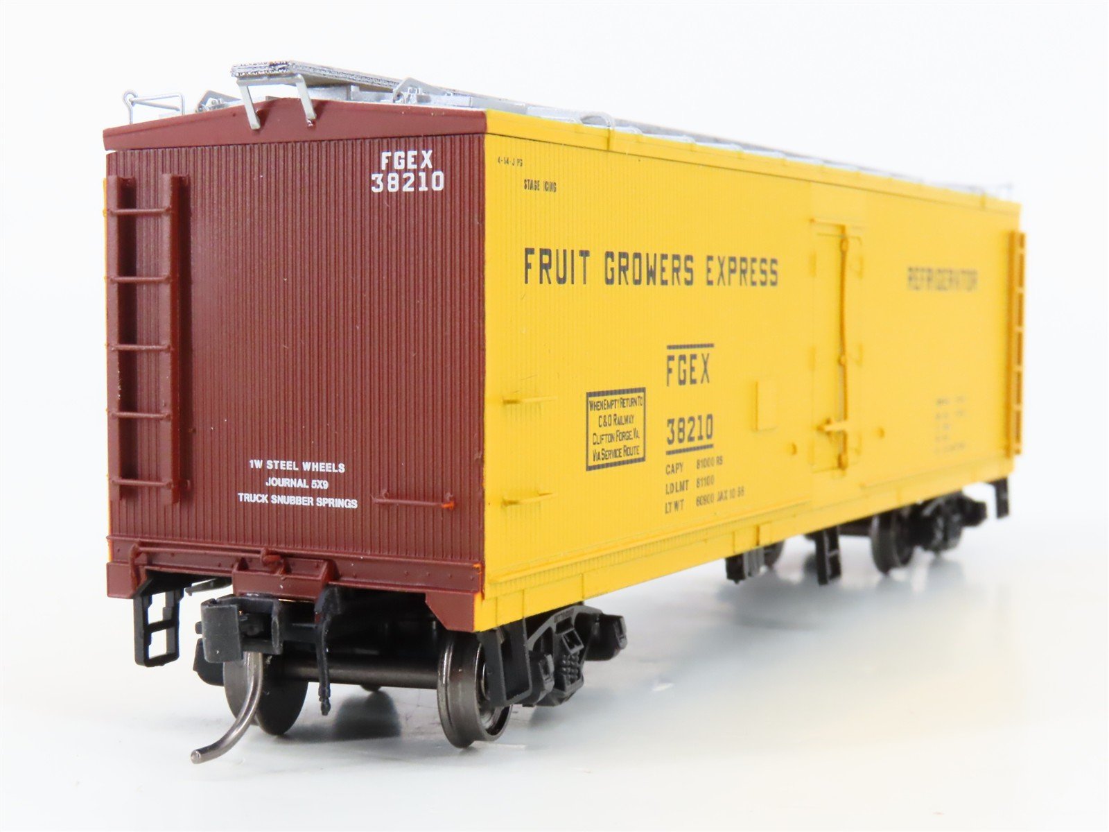HO Scale InterMountain 47737-02* C&O FGEX Fruit Growers Express Reefer #38210