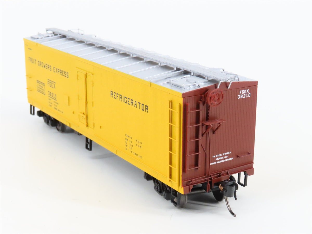HO Scale InterMountain 47737-02* C&amp;O FGEX Fruit Growers Express Reefer #38210