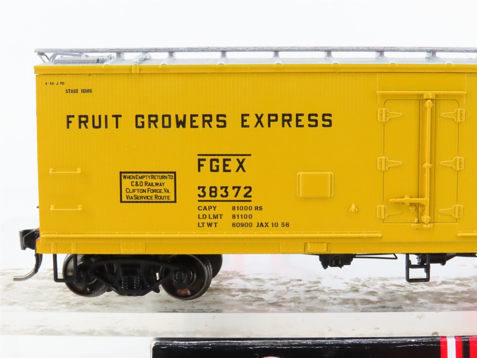 HO Scale InterMountain 47737-03* C&O FGEX Fruit Growers Express Reefer #38372