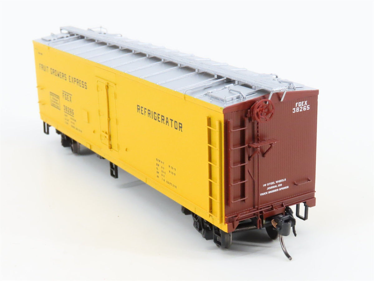 HO Scale InterMountain 47737-01* C&amp;O FGEX Fruit Growers Express Reefer #38265