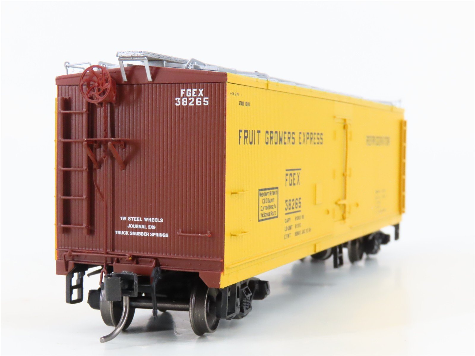 HO Scale InterMountain 47737-01* C&O FGEX Fruit Growers Express Reefer #38265