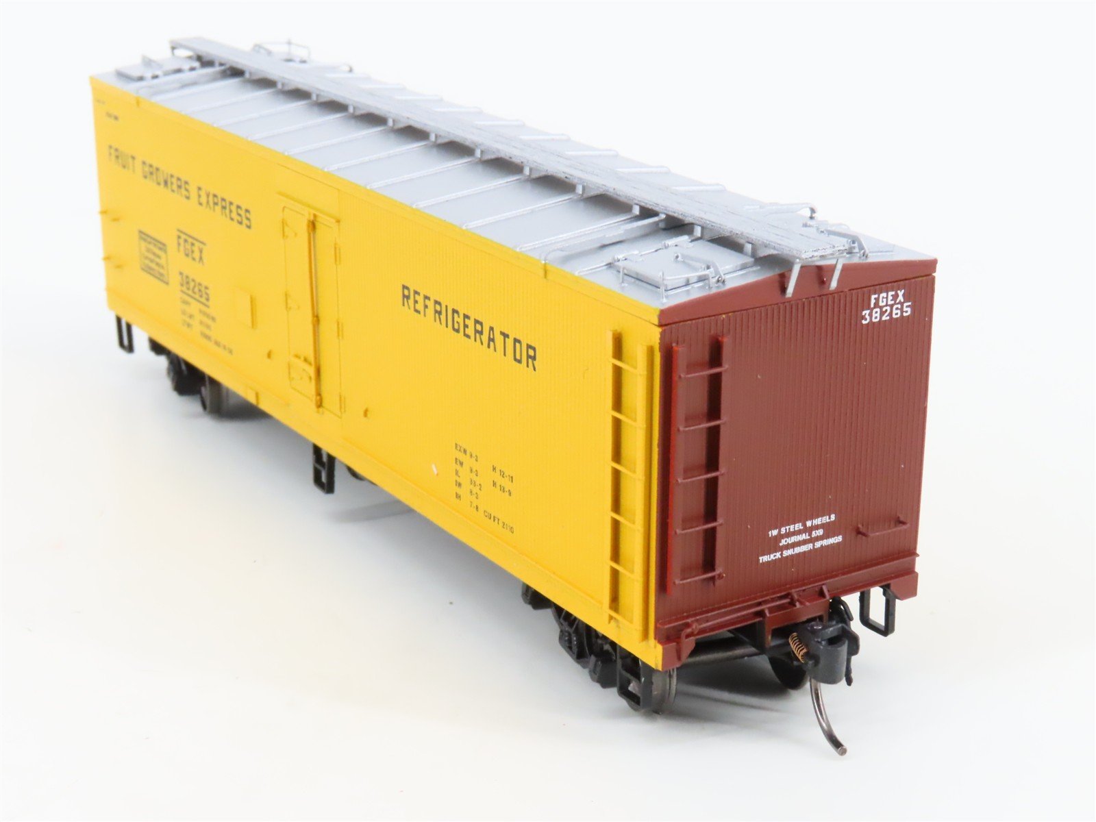 HO Scale InterMountain 47737-01* C&O FGEX Fruit Growers Express Reefer #38265
