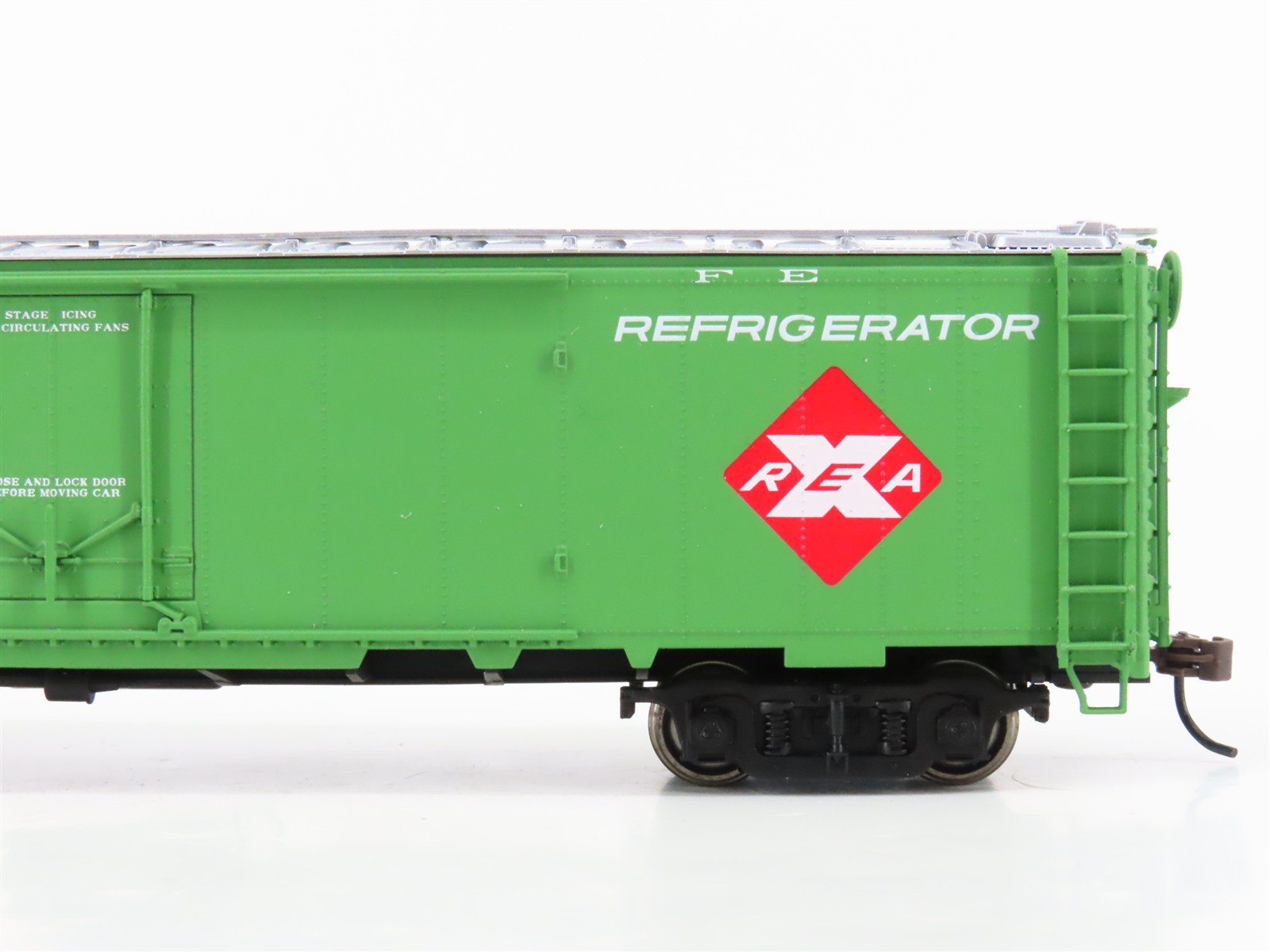 HO Scale Walthers 932-26244 REX Santa Fe REA Express Reefer 2-Pack