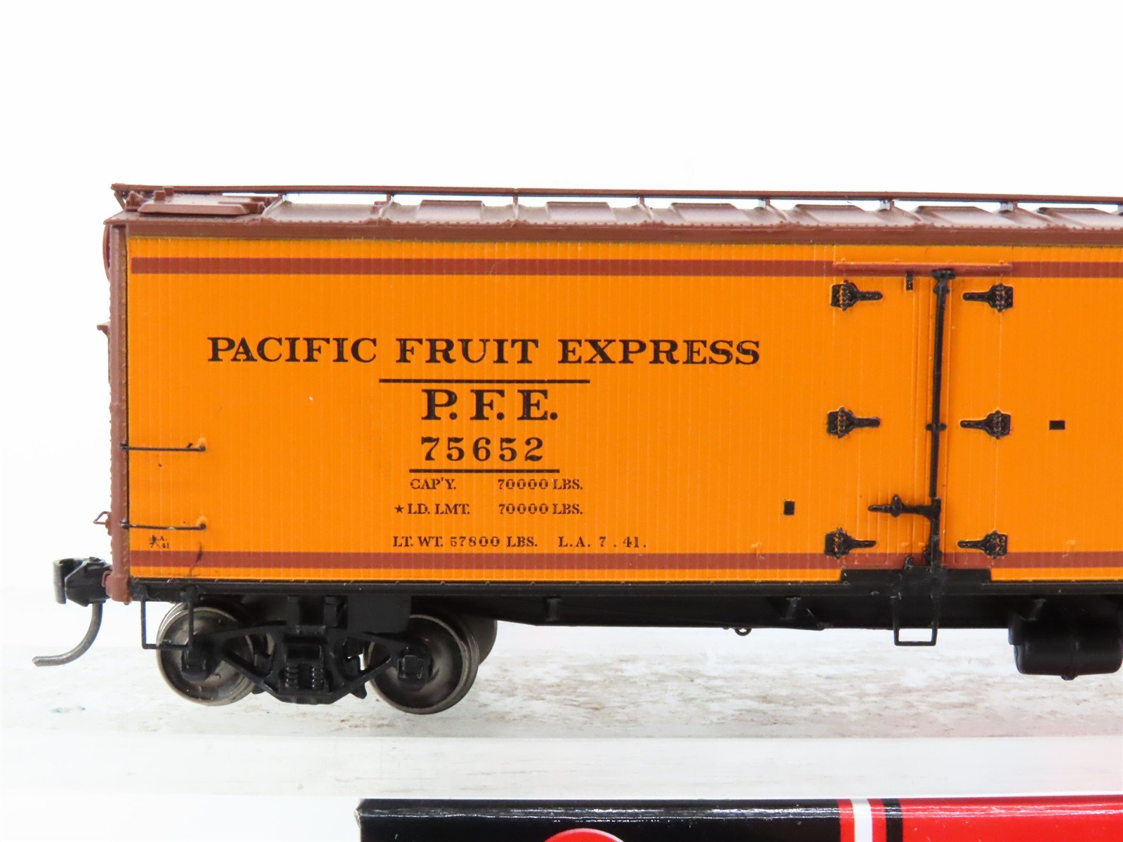 HO Scale InterMountain 47402-05 SP UP PFE Pacific Fruit Express Reefer #75652