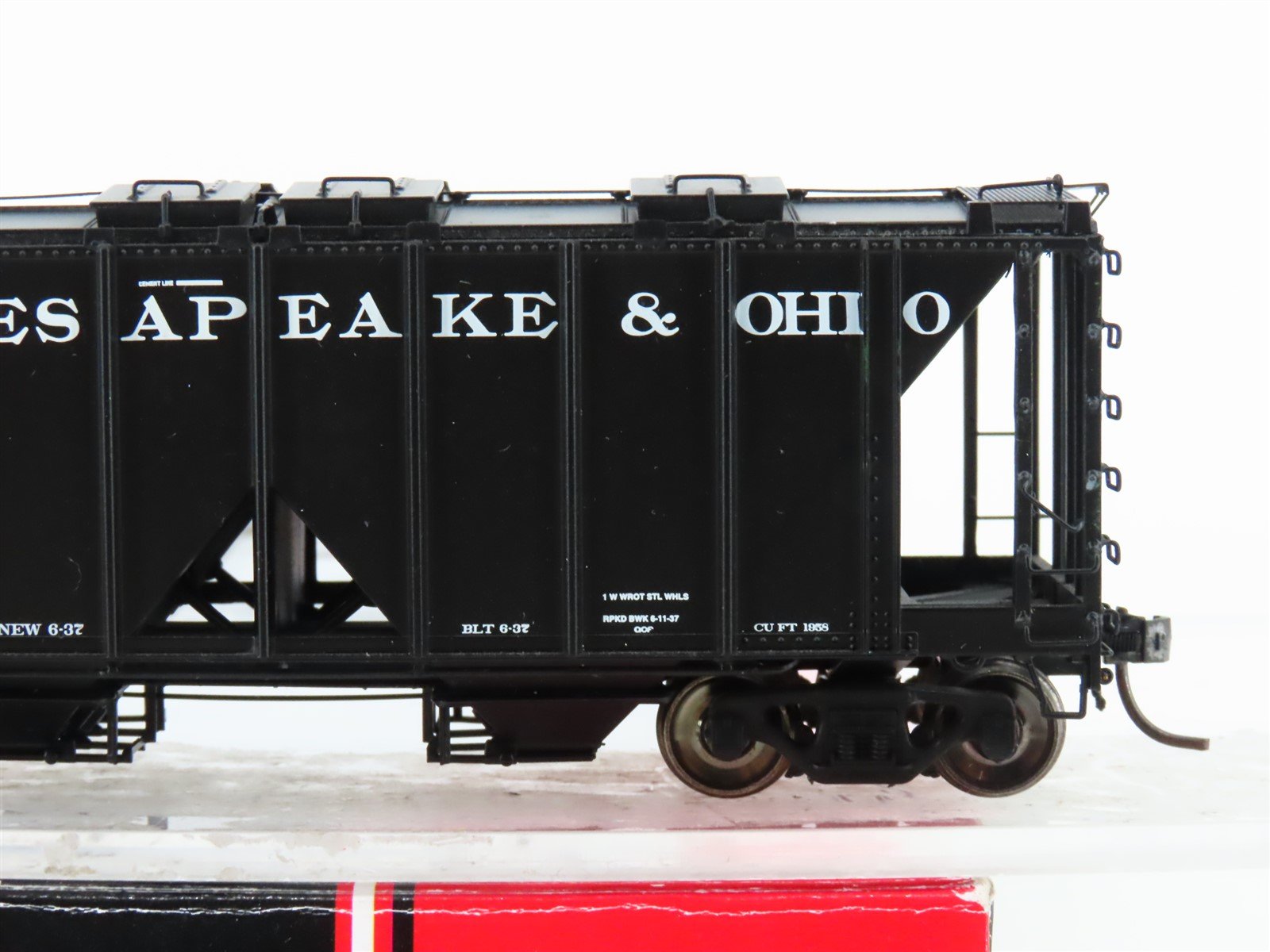 HO Scale Intermountain 48601-02 C&O Chesapeake & Ohio 2-Bay Covered Hopper #405