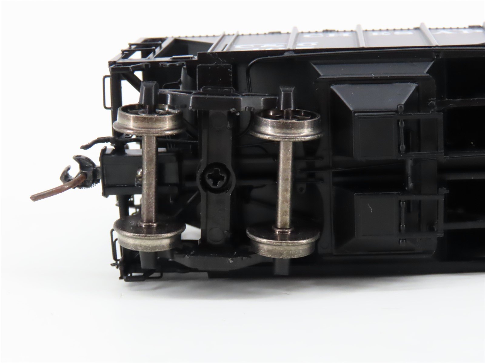 HO Scale Intermountain 48601-02 C&O Chesapeake & Ohio 2-Bay Covered Hopper #405