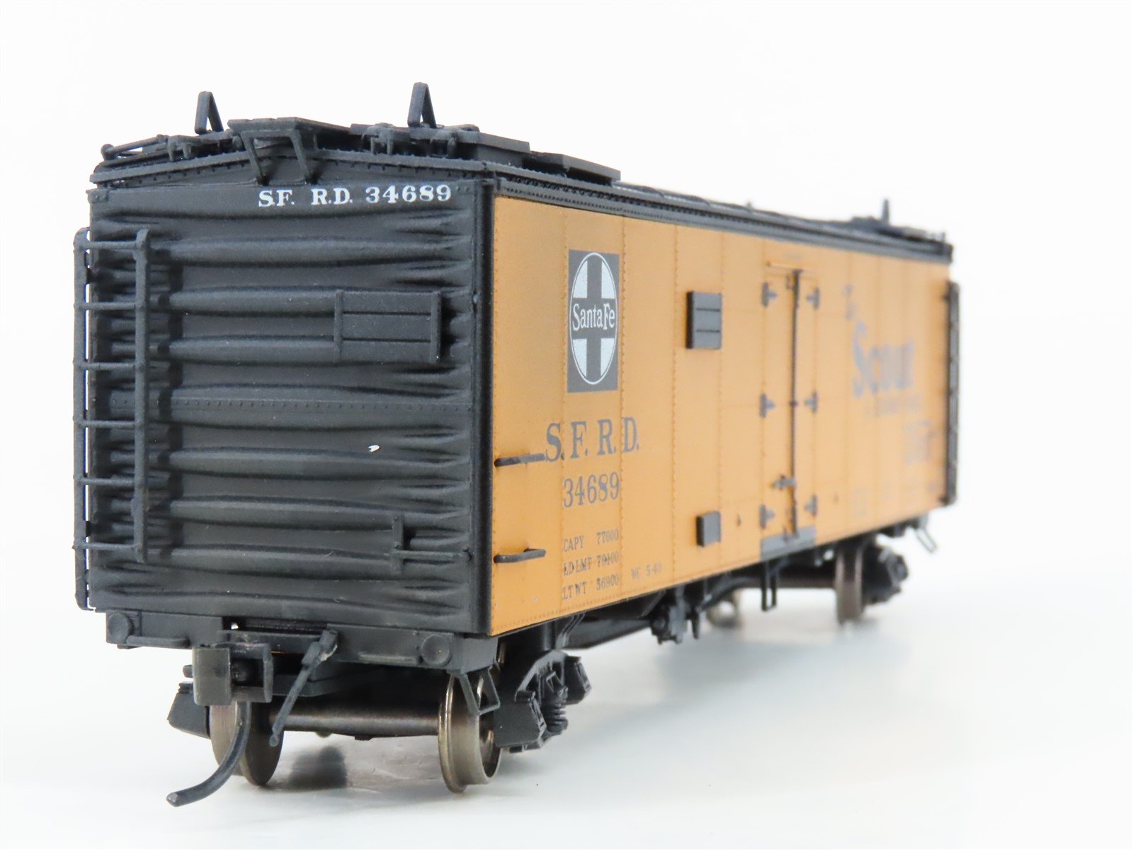 HO Intermountain 46401-41 SFRD Santa Fe 40' Reefer Car #34669 Weathered