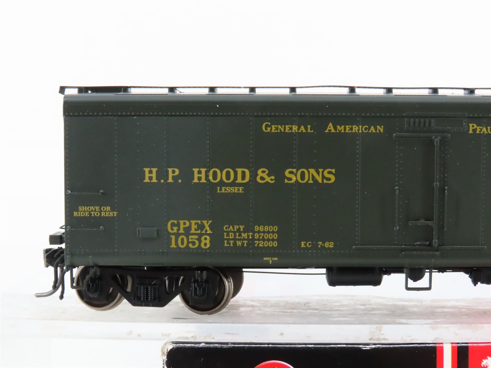 HO Scale Intermountain 48201-08 GPEX H.P.Hood & Sons 40' Reefer Car #1058