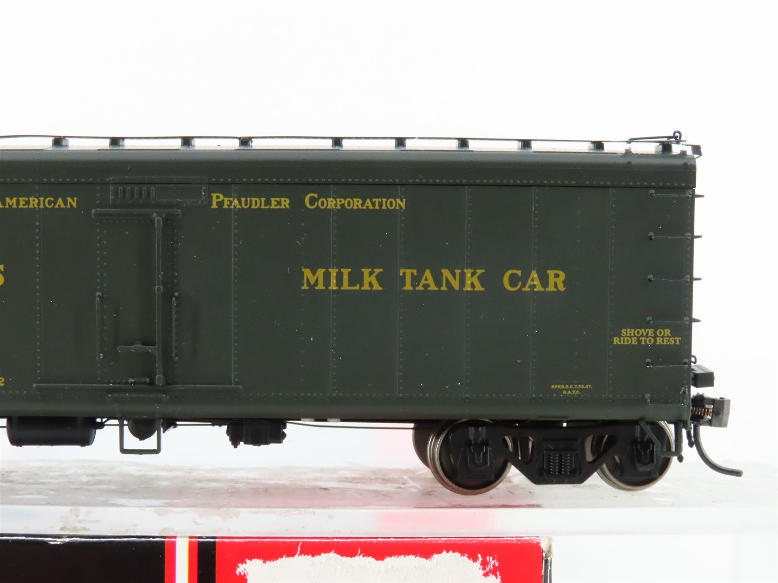 HO Scale Intermountain 48201-08 GPEX H.P.Hood & Sons 40' Reefer Car #1058