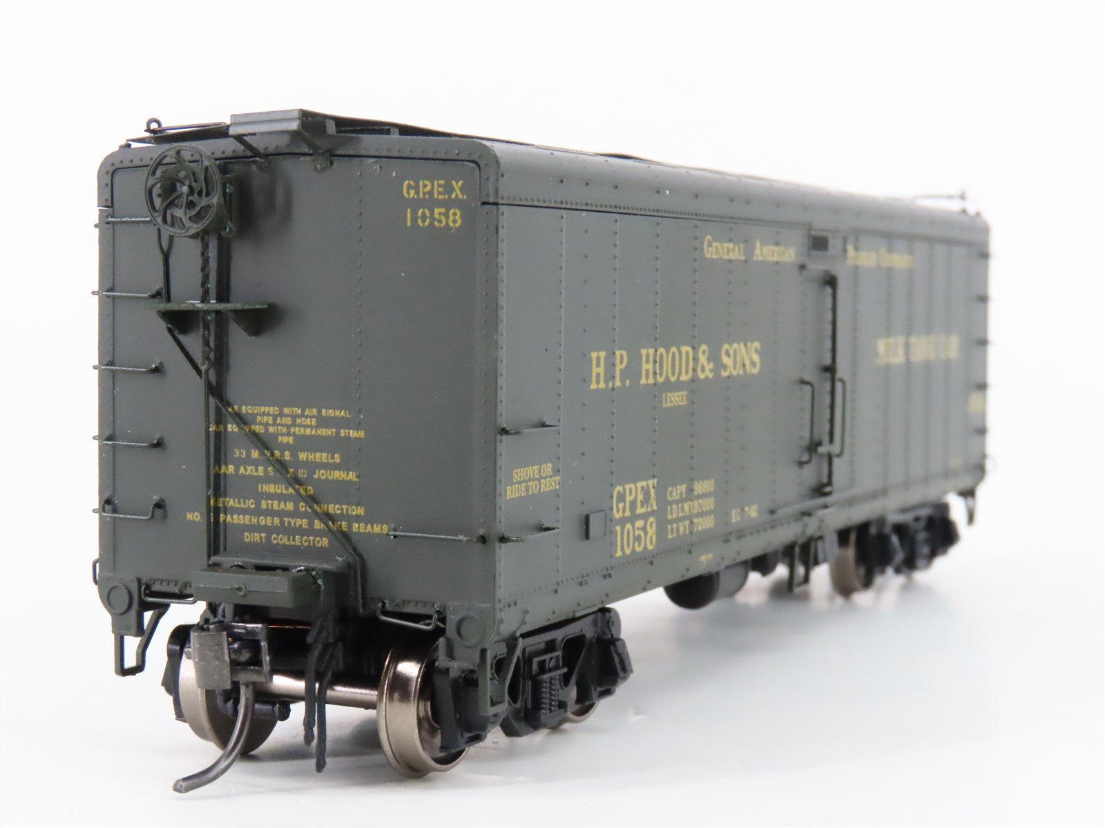 HO Scale Intermountain 48201-08 GPEX H.P.Hood & Sons 40' Reefer Car #1058