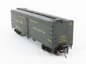 HO Scale Intermountain 48201-08 GPEX H.P.Hood & Sons 40' Reefer Car #1058