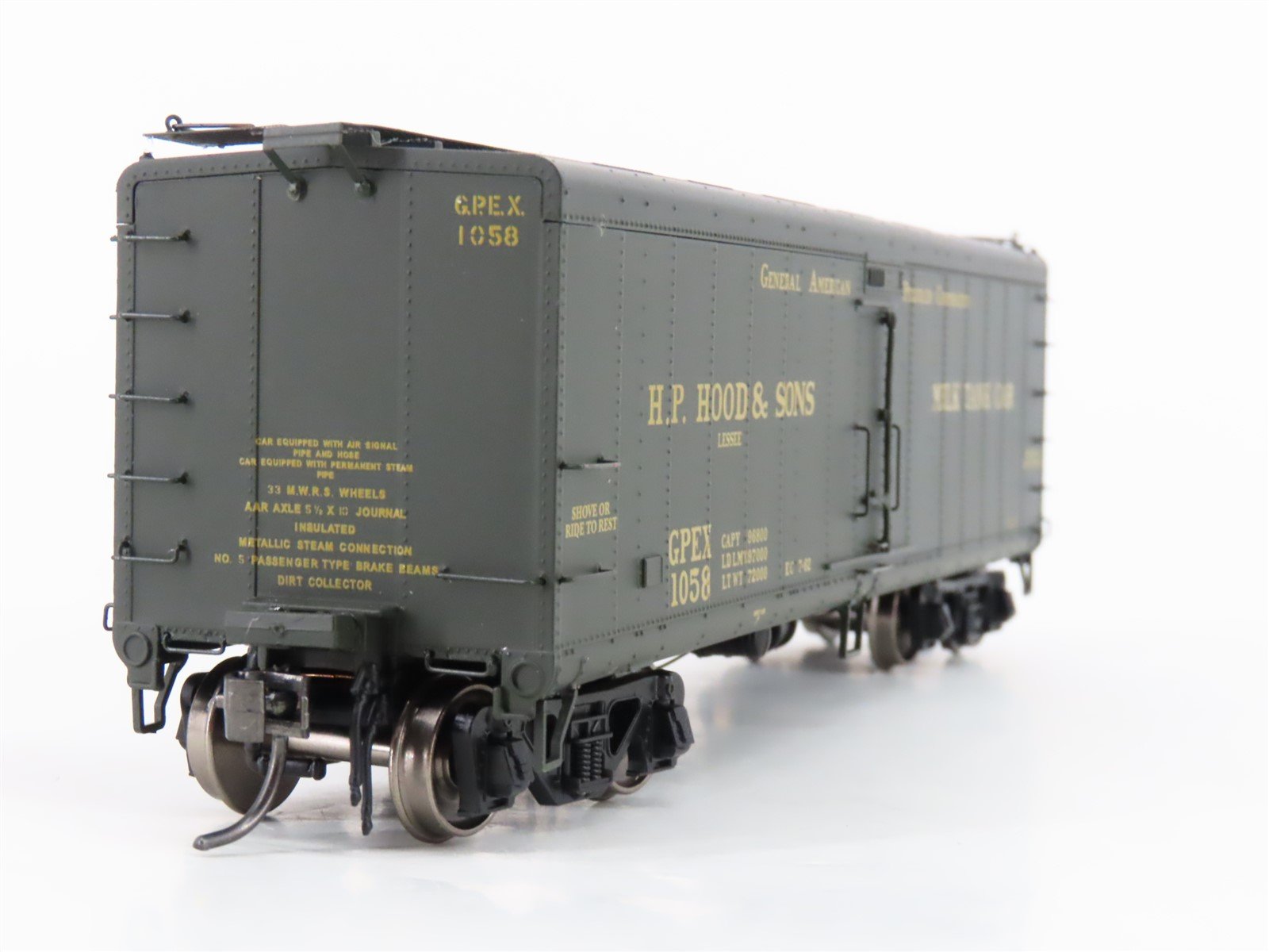 HO Scale Intermountain 48201-08 GPEX H.P.Hood & Sons 40' Reefer Car #1058
