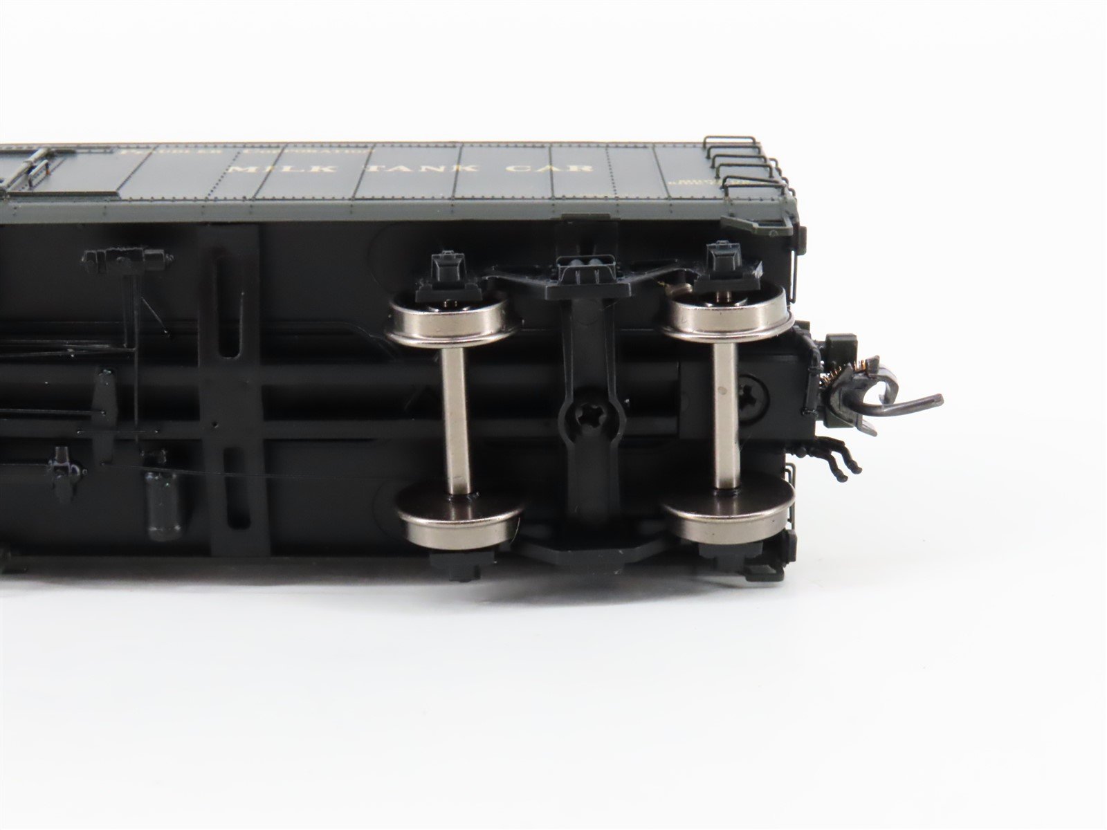 HO Scale Intermountain 48201-08 GPEX H.P.Hood & Sons 40' Reefer Car #1058