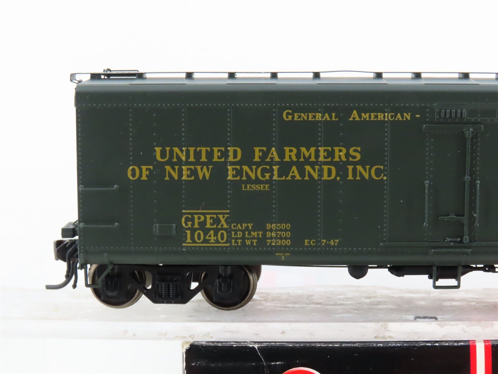 HO Scale Intermountain 48210-01 GPEX Farmers of New England 40' Reefer Car #1040
