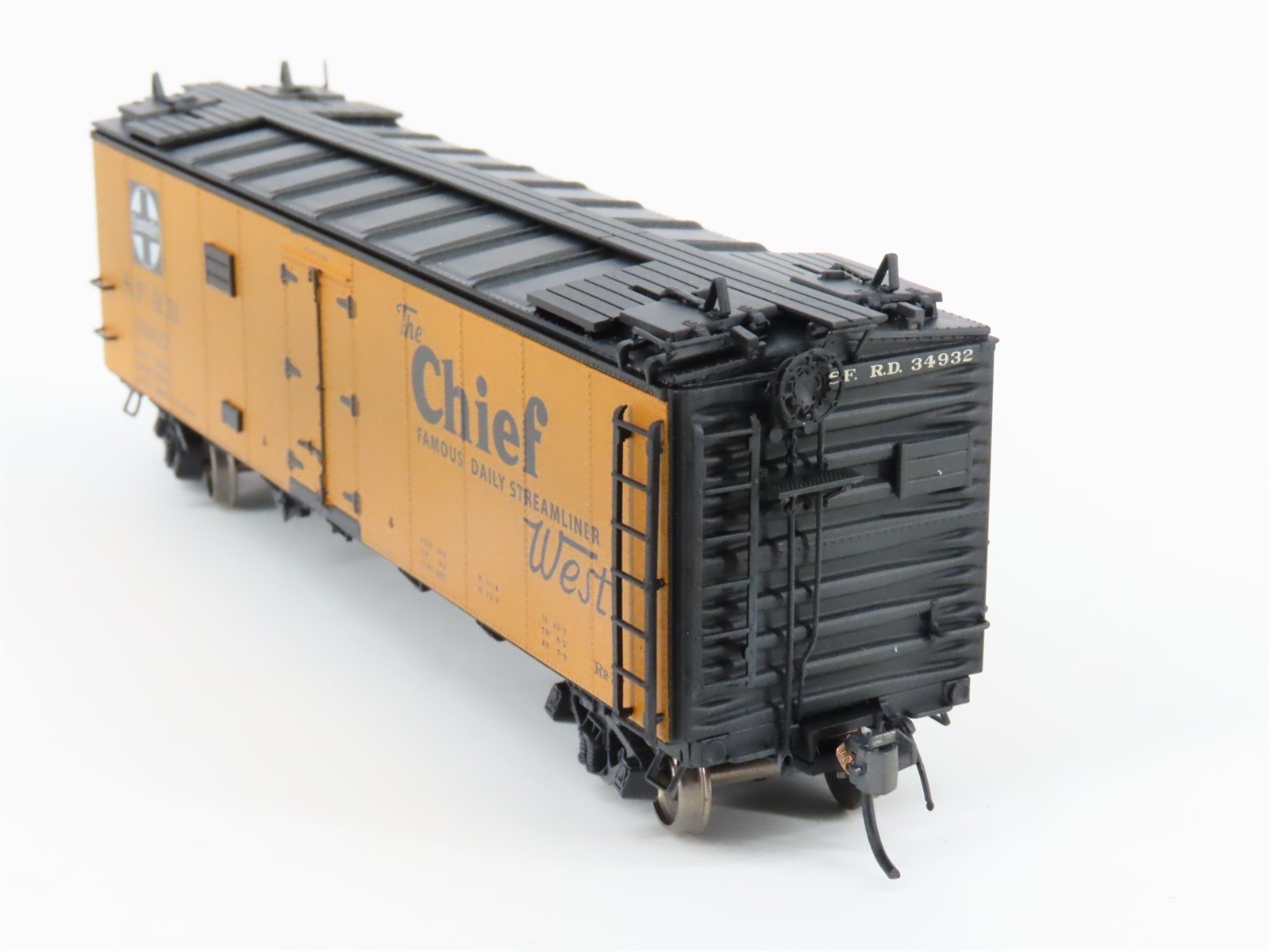 HO Intermountain 46106-28 SFRD Santa Fe 40' Reefer Car #34932 Weathered
