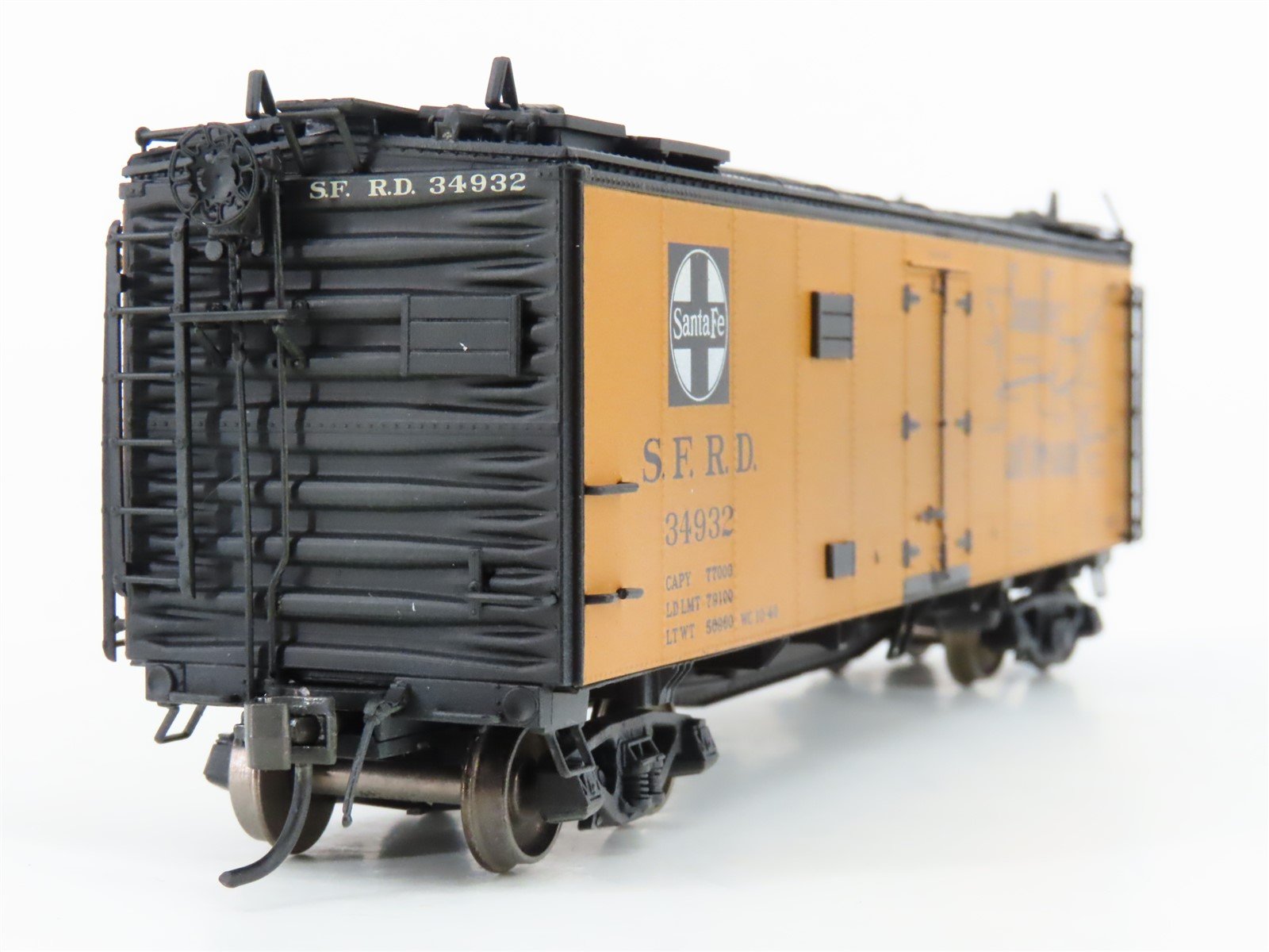 HO Intermountain 46106-28 SFRD Santa Fe 40' Reefer Car #34932 Weathered