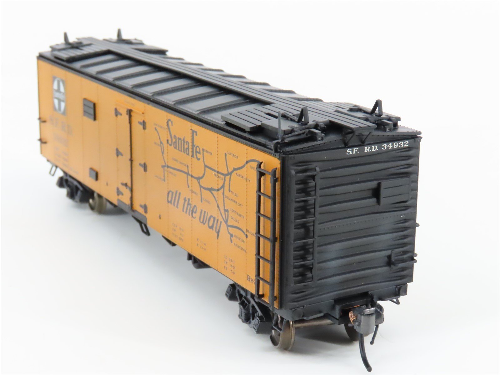 HO Intermountain 46106-28 SFRD Santa Fe 40' Reefer Car #34932 Weathered
