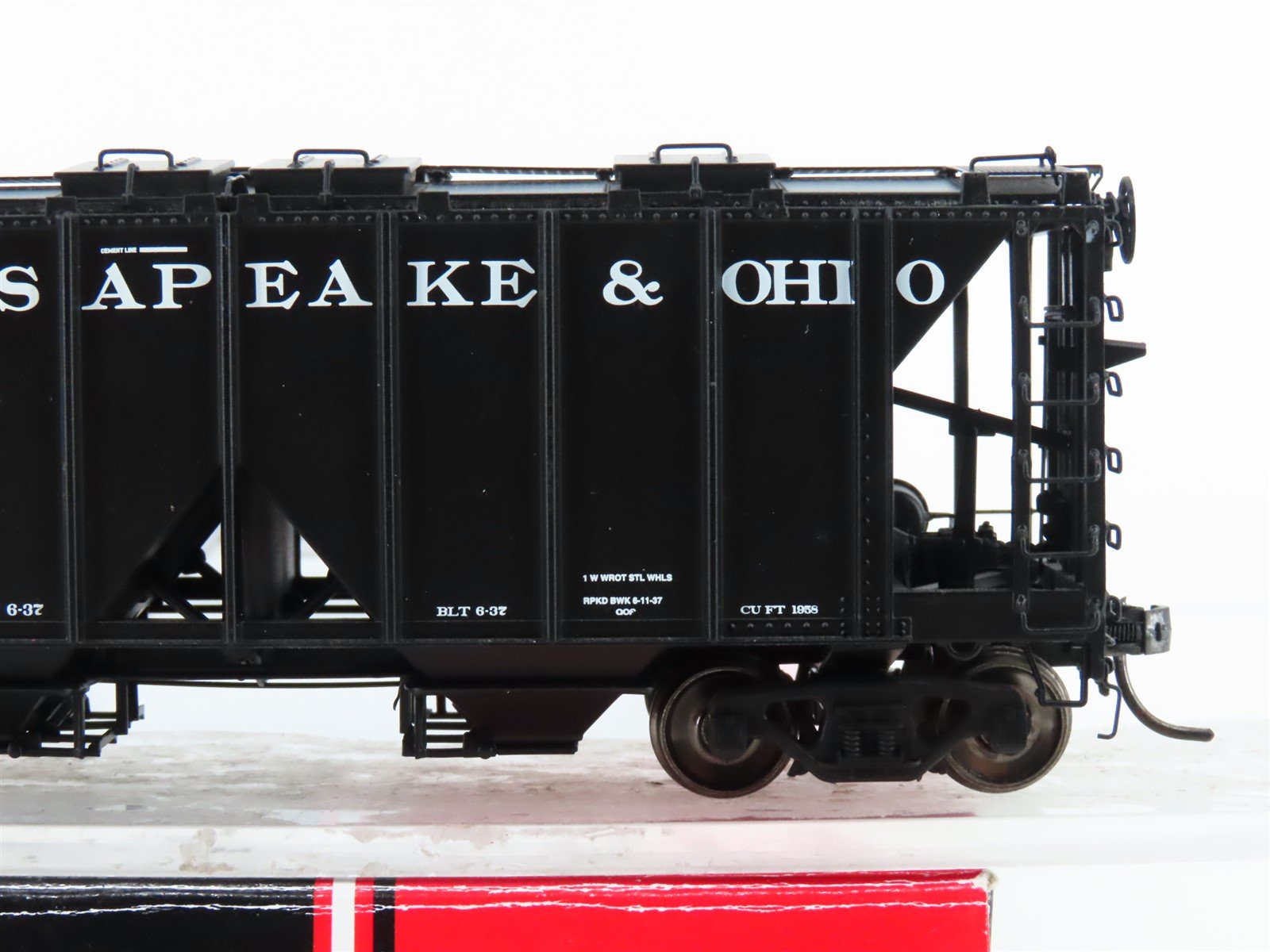 HO Scale Intermountain 48601-04 C&O Chesapeake & Ohio 2-Bay Covered Hopper #412