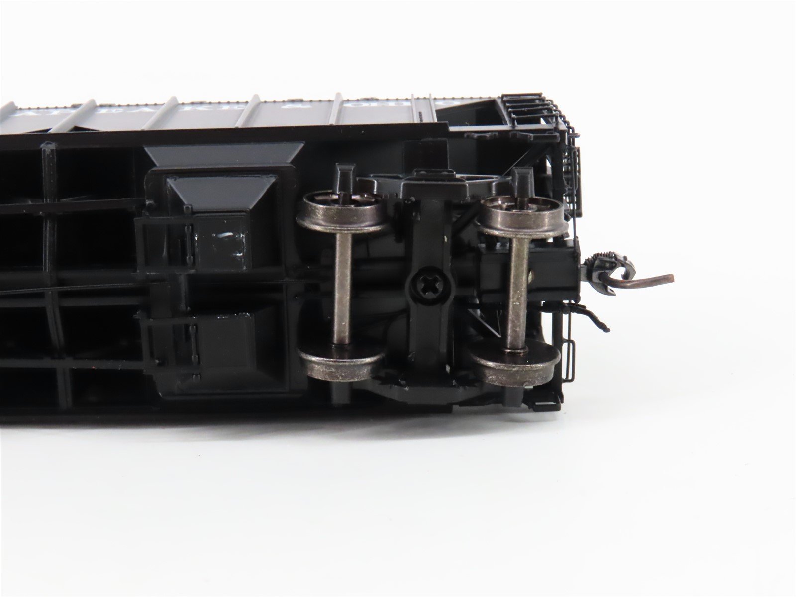 HO Scale Intermountain 48601-04 C&O Chesapeake & Ohio 2-Bay Covered Hopper #412